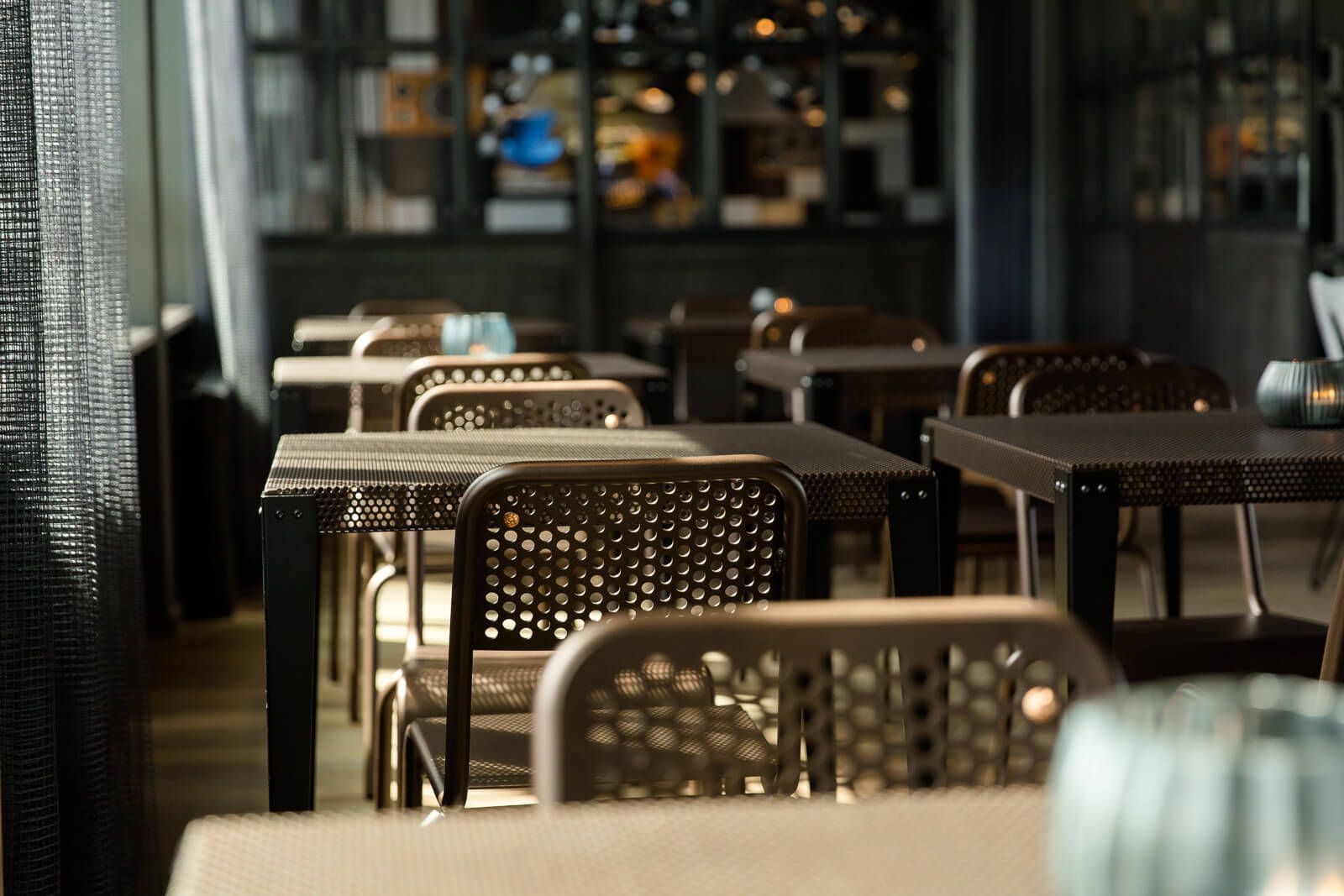 Hotel Mannheim Motel One lichtdurchfluteter Raum mit mehreren Tischen und Stühlen