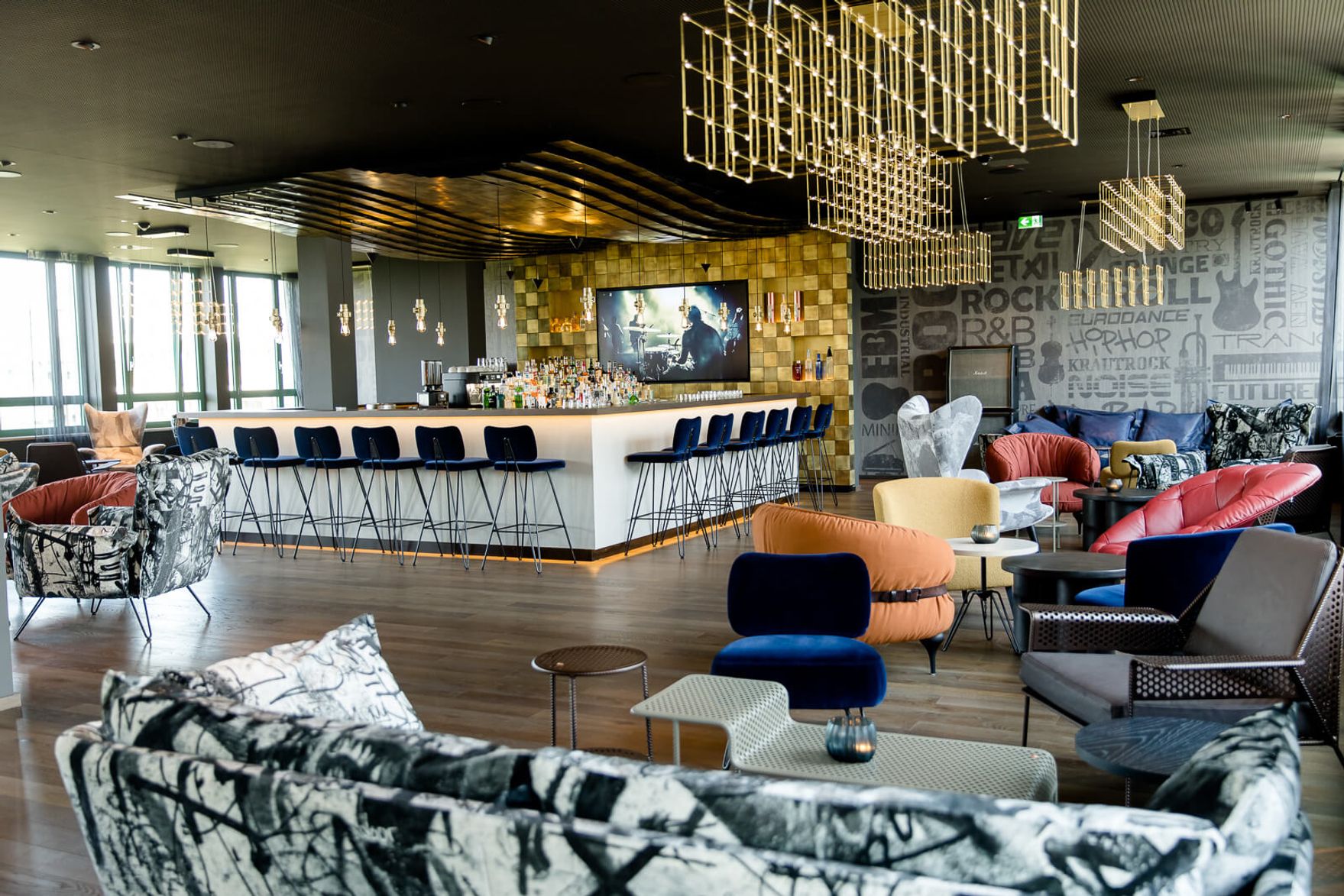 hotel Mannheim Motel One bar and lounge with several couches and armchairs