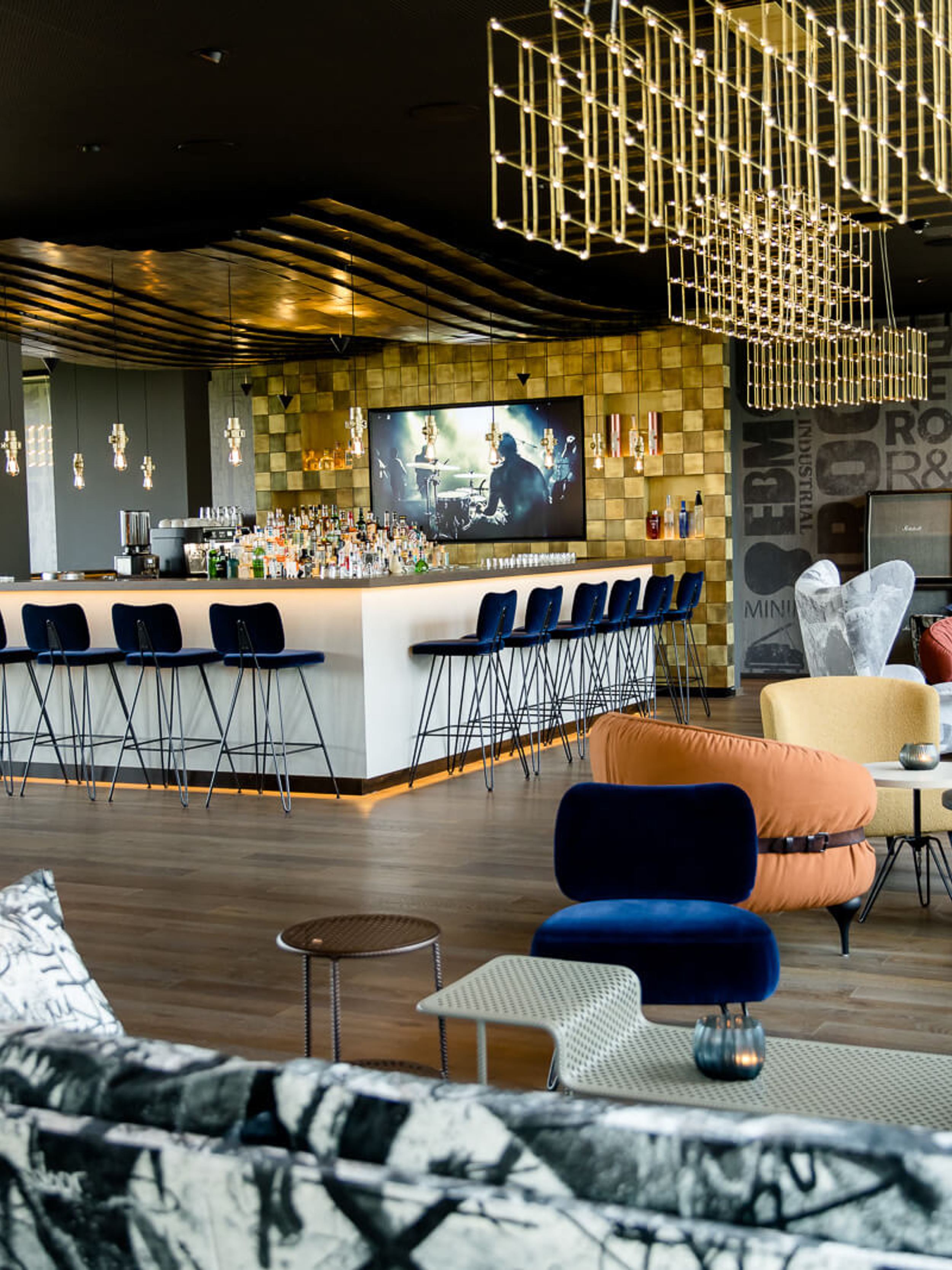 Hotel Mannheim Motel One Bar und Lounge mit mehreren Couches und Sesseln