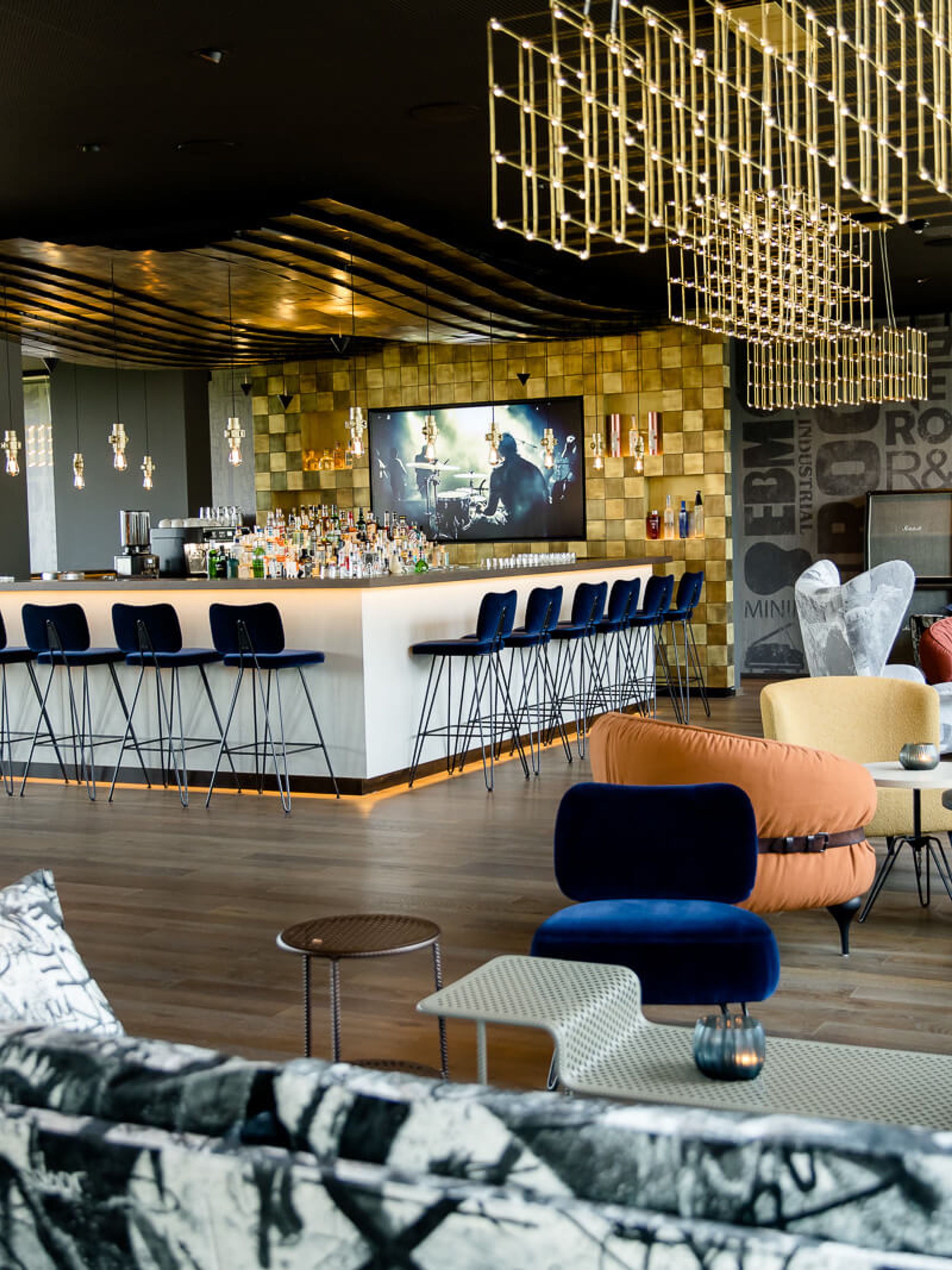 Hotel Mannheim Motel One Bar und Lounge mit mehreren Couches und Sesseln