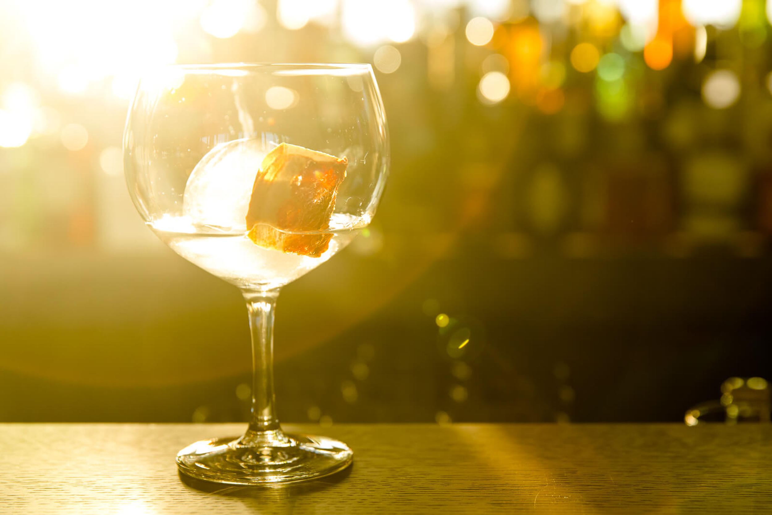 Hotel Mannheim Motel One Sonnenlicht strahlt durch Ginglas