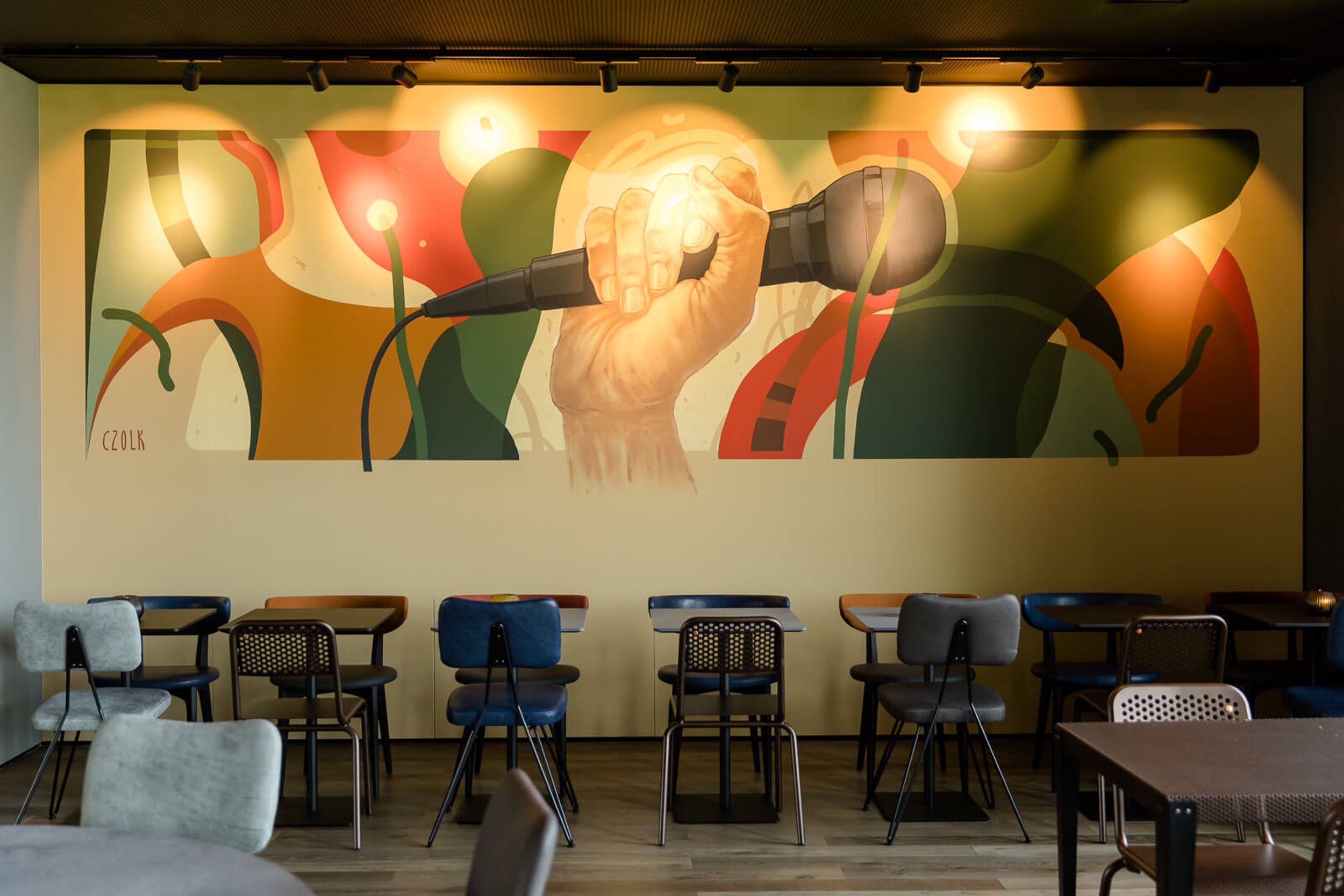 Hotel Mannheim Motel One Frühstücksbereich mit vielen Zweiertischen und Stühlen