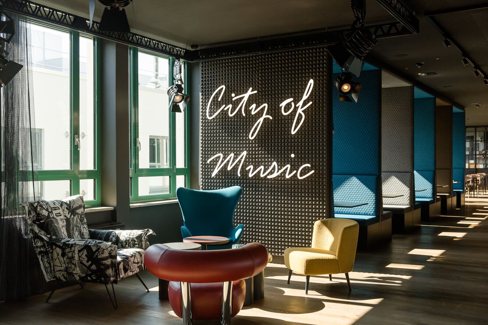 Designhoel Mannheim Motel One Lounge mit Sonneneinstrahlung und mehreren Sitzgelegenheiten