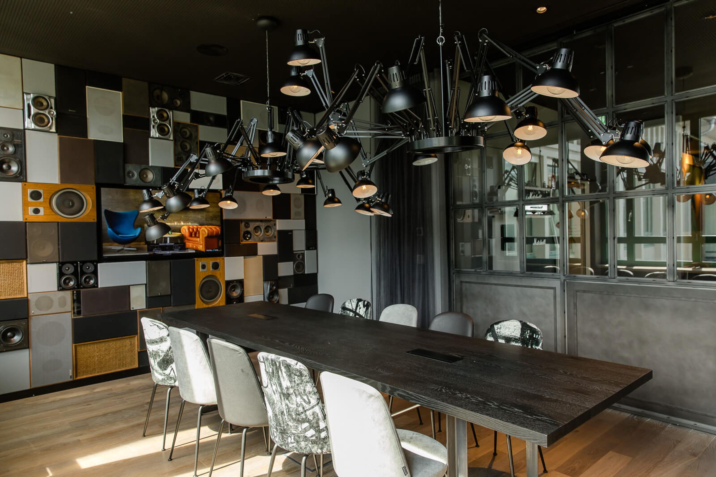 Hotel Mannheim Motel One Meetingraum mit langem Tisch und zehn Stühlen sowie TV an der Wand