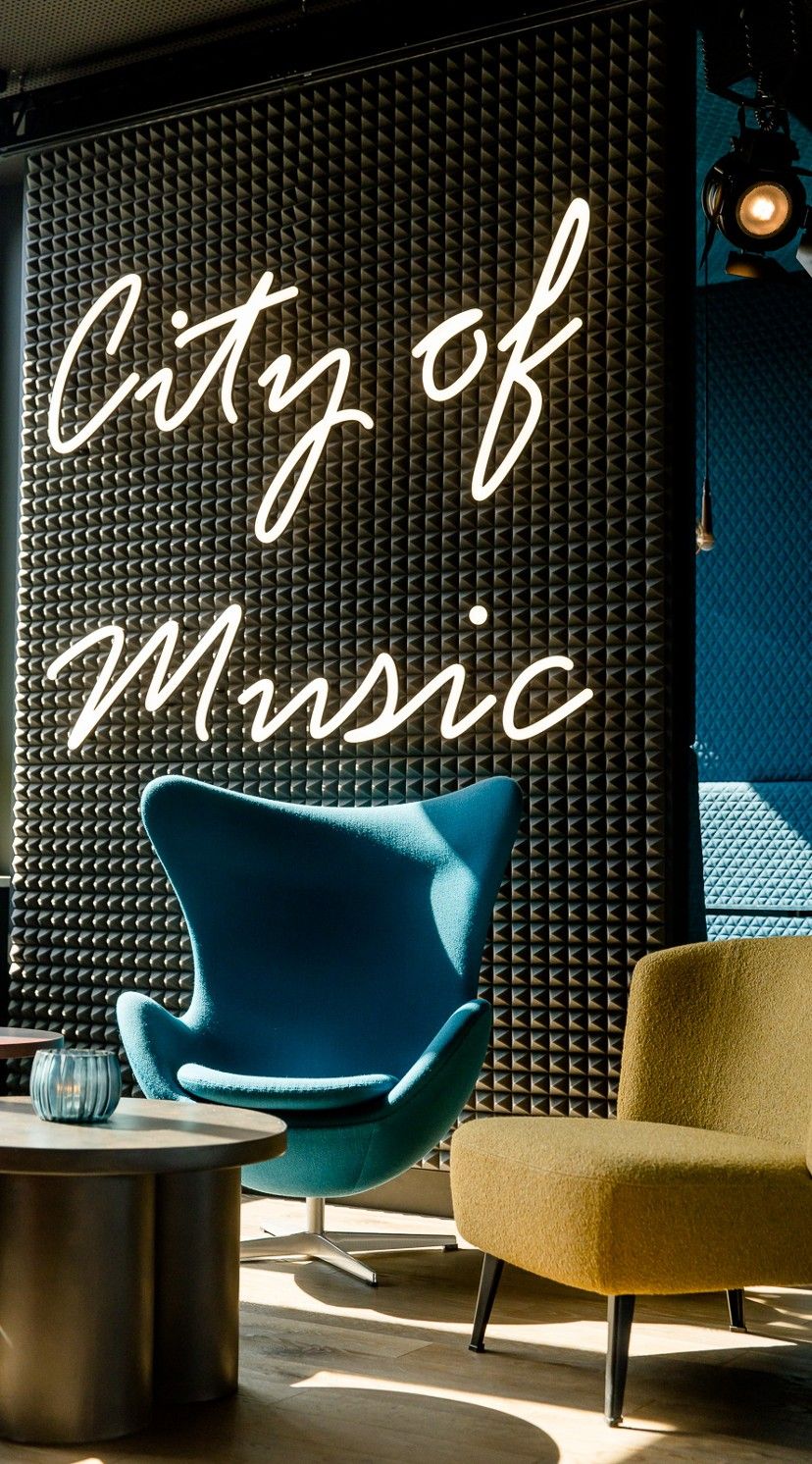 Designhotel Mannheim Motel One City of Music als Wandschrift und Egg Chair