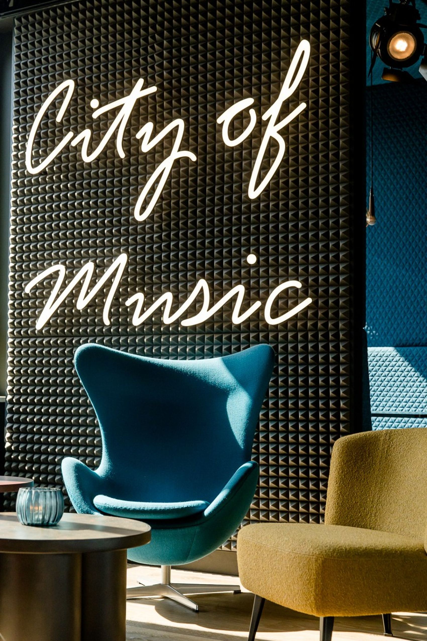 Designhotel Mannheim Motel One City of Music als Wandschrift und Egg Chair