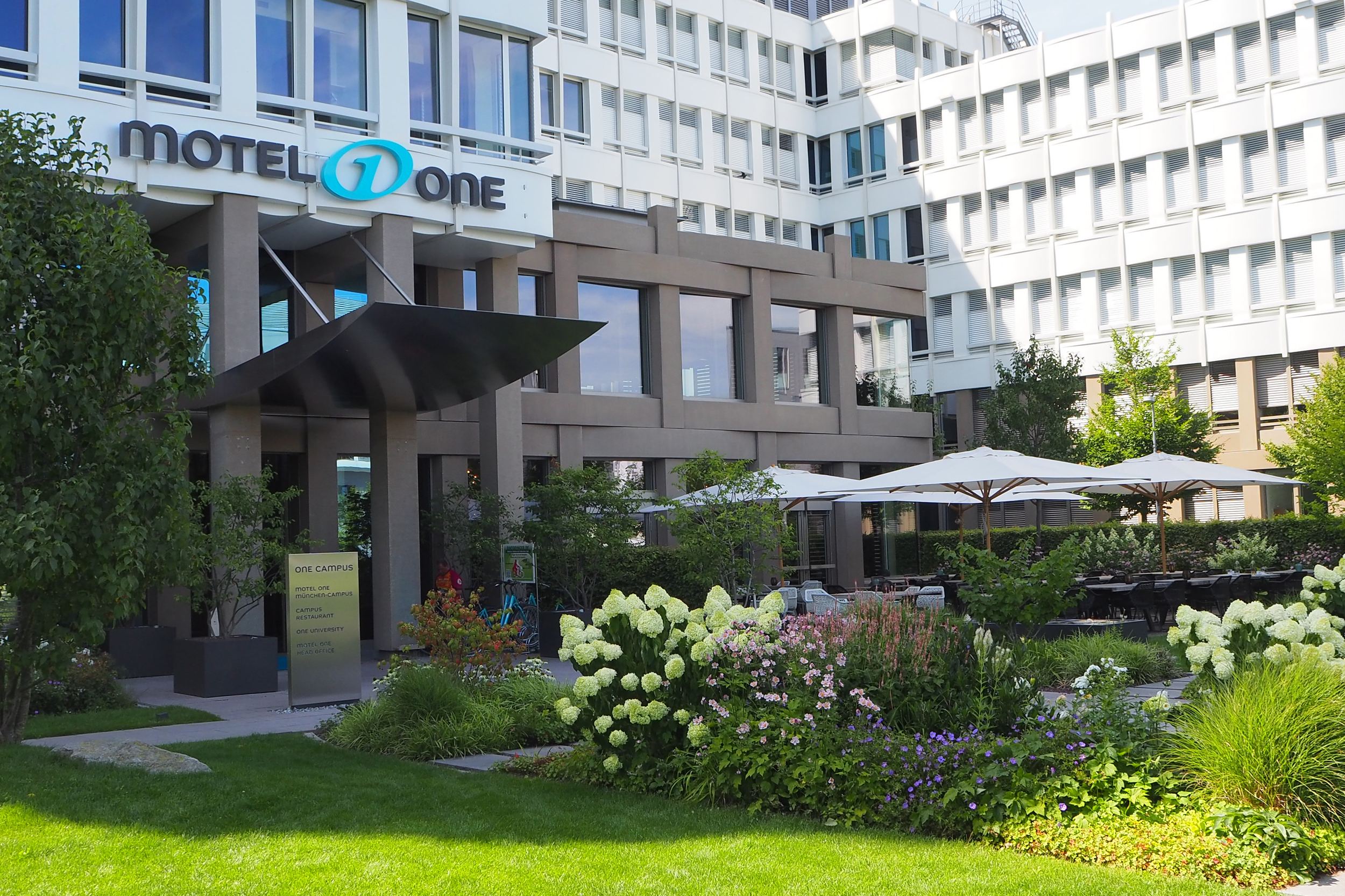 Hotel München Campus Motel One Außenbereich Terrasse