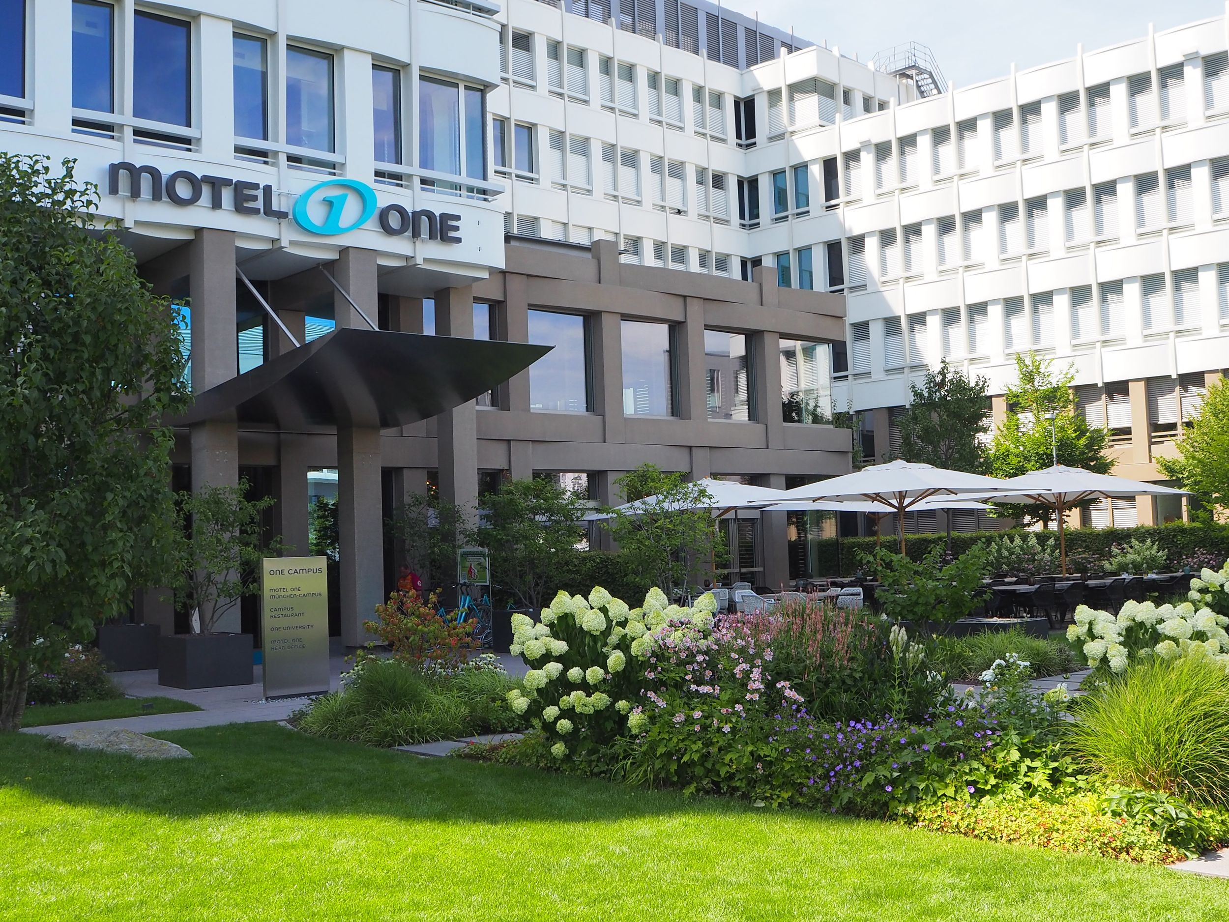 Hotel München Campus Motel One Außenbereich Terrasse