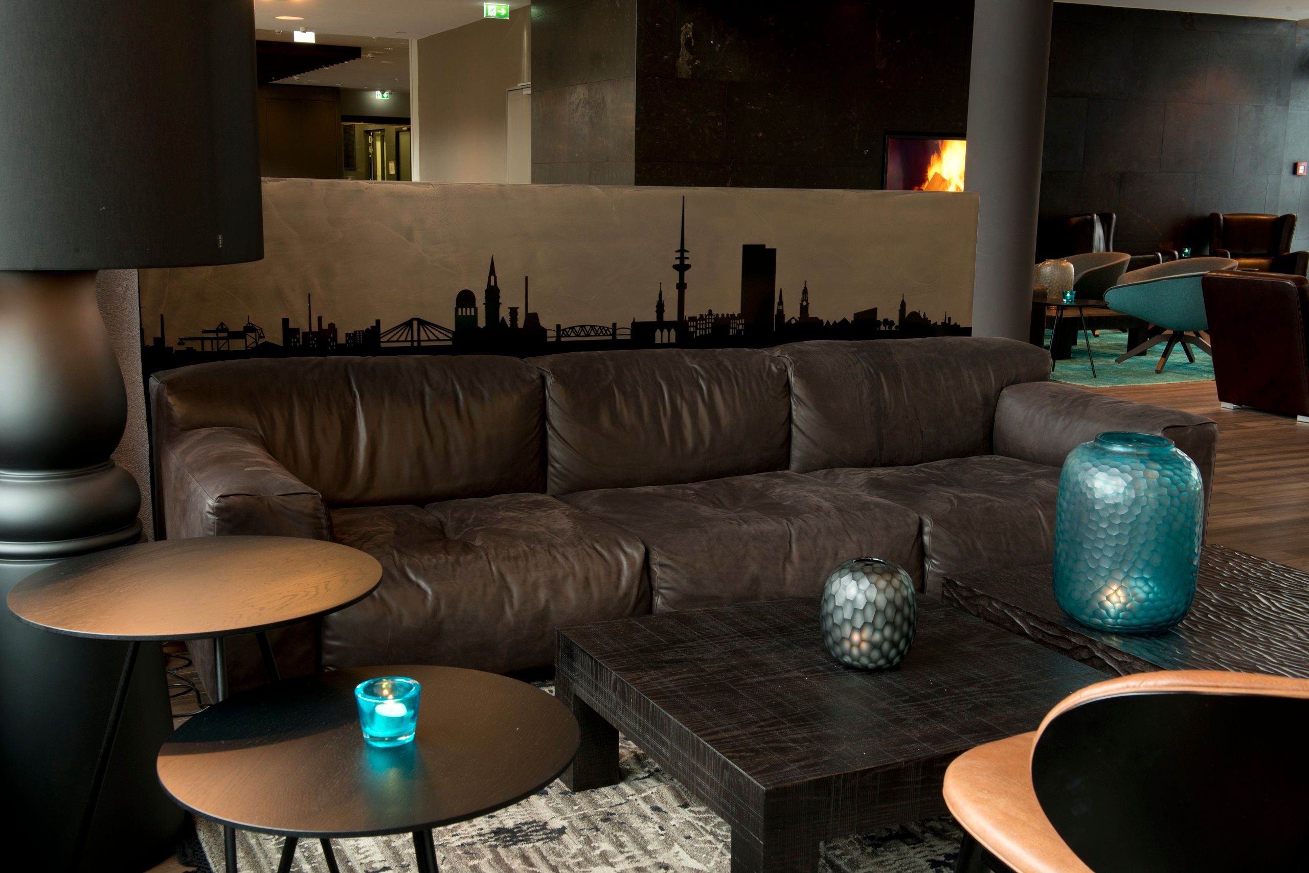 Designhotel München Campus Motel One Couch in lichtdurchfluteter Lounge
