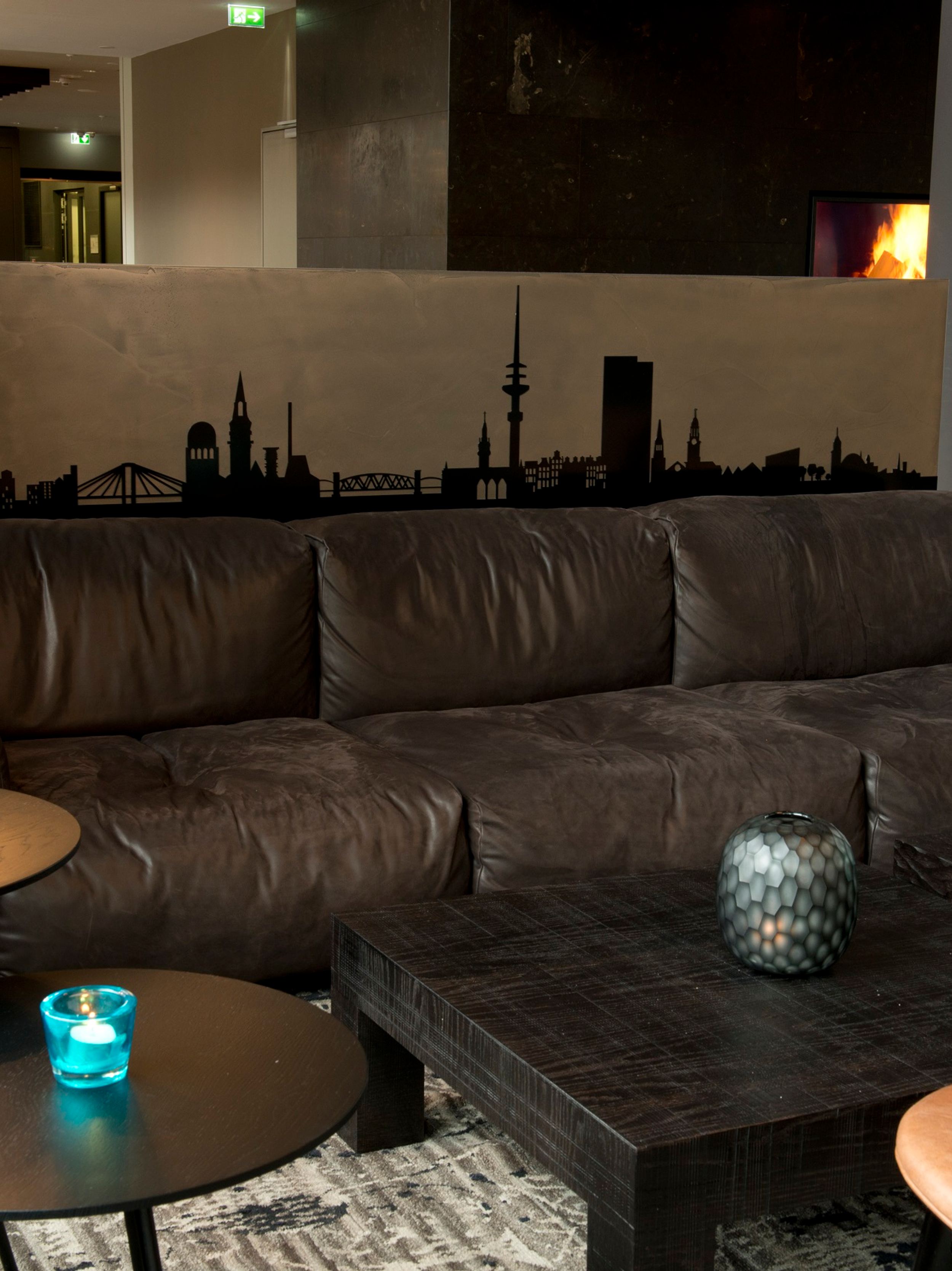 Designhotel München Campus Motel One Couch in lichtdurchfluteter Lounge