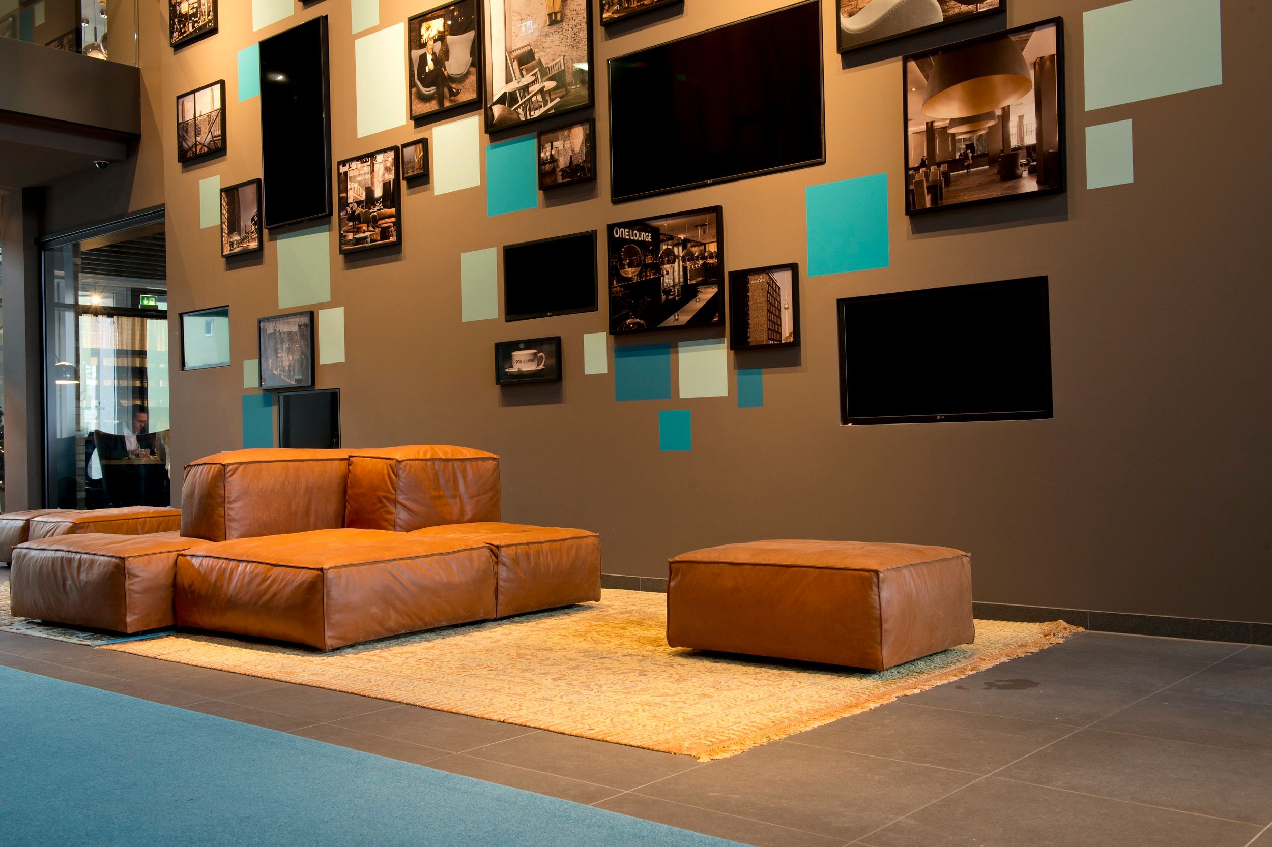 Hotel München Campus Motel One Eingangsbereich Sofas