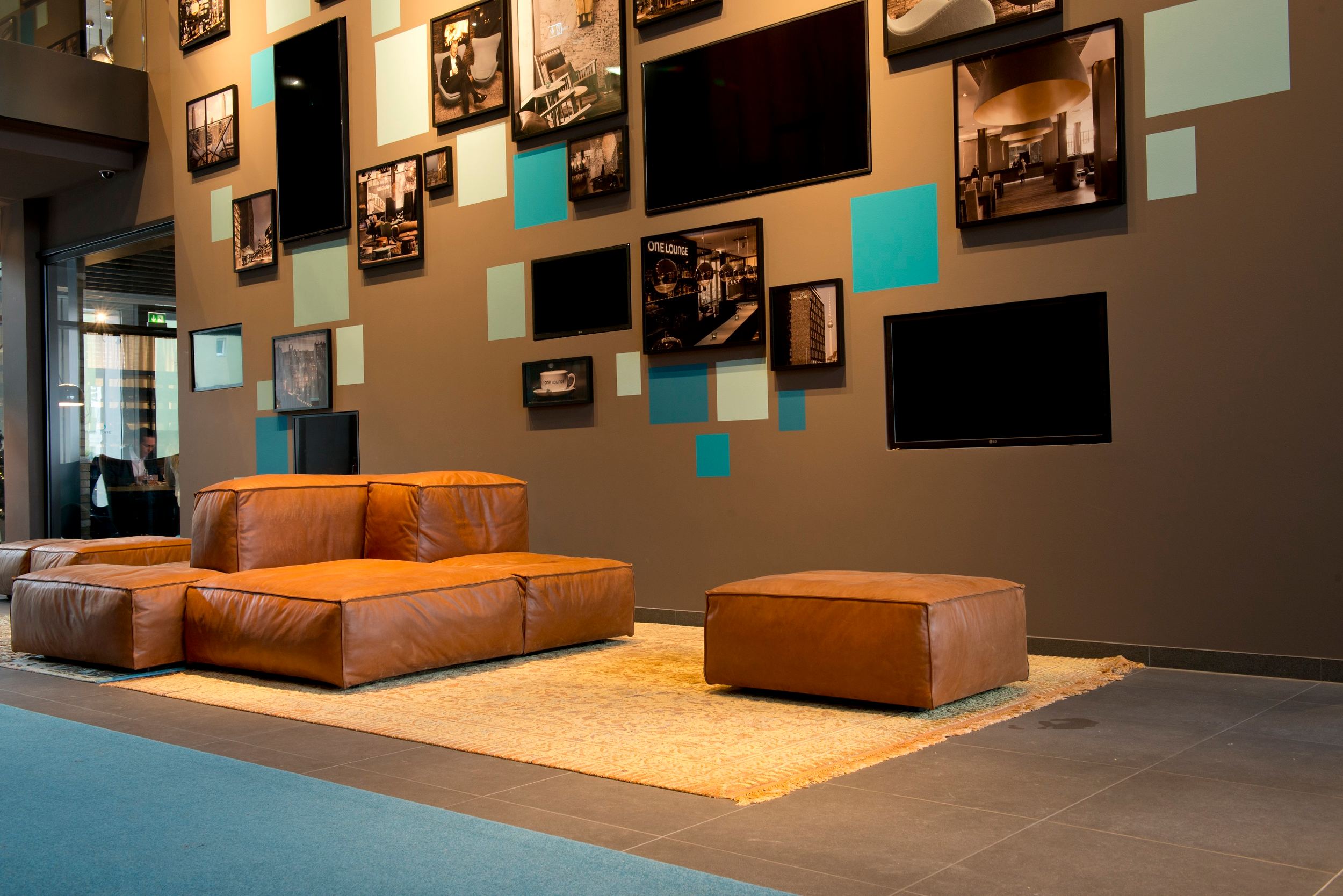 Hotel München Campus Motel One Eingangsbereich Sofas