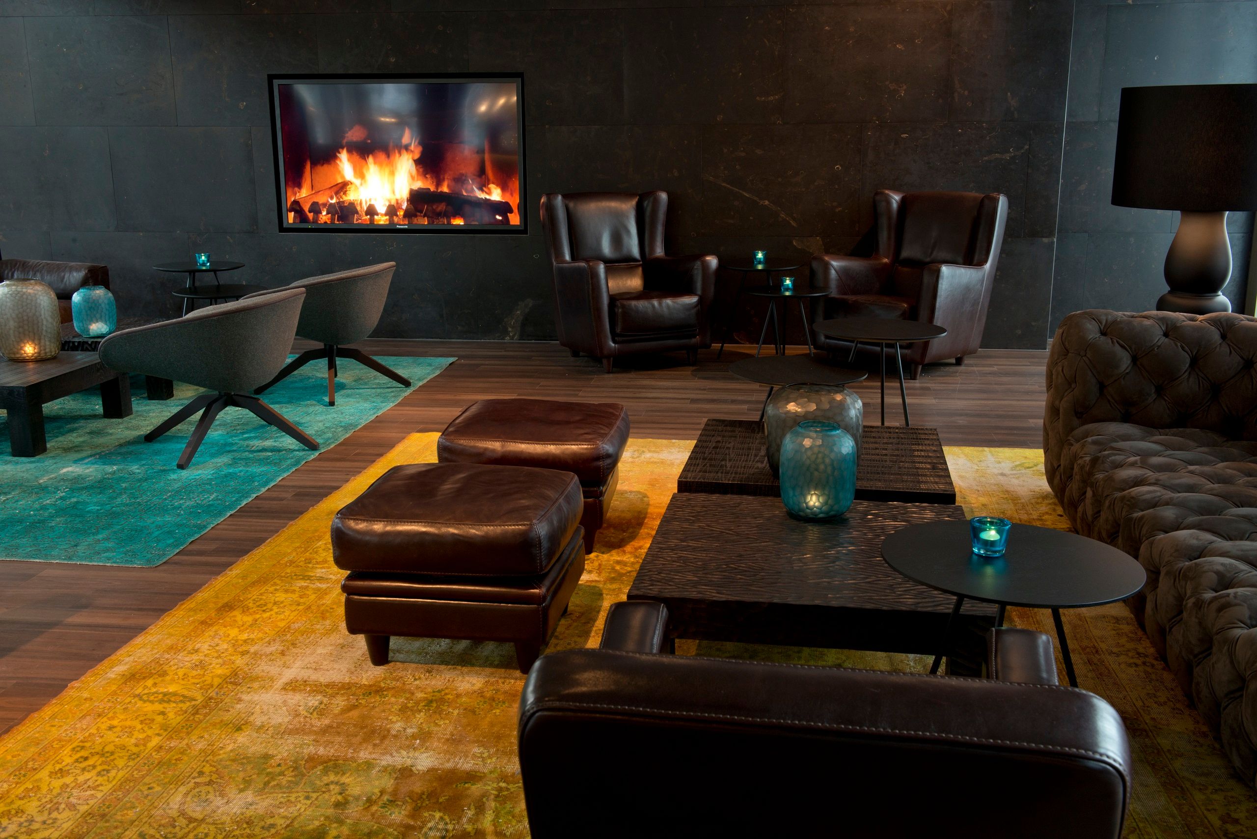 Hotel München Campus Motel One Lounge mit Sitzgelegenheiten und TV