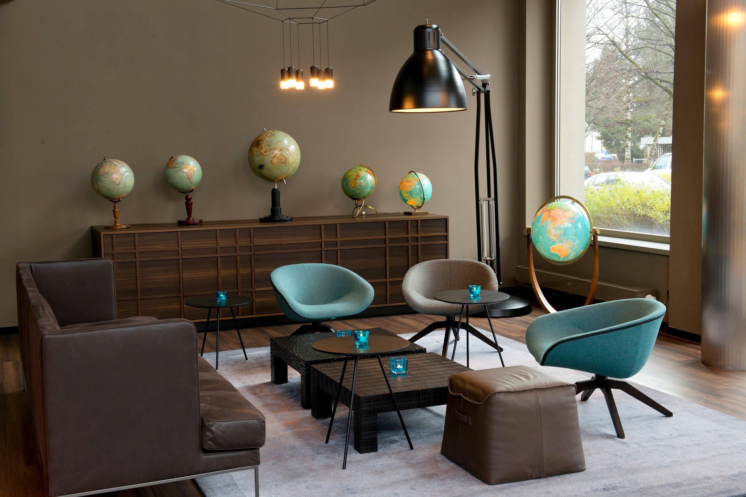 Design Hotel München Campus Motel One Lounge Sessel und Weltkugeln