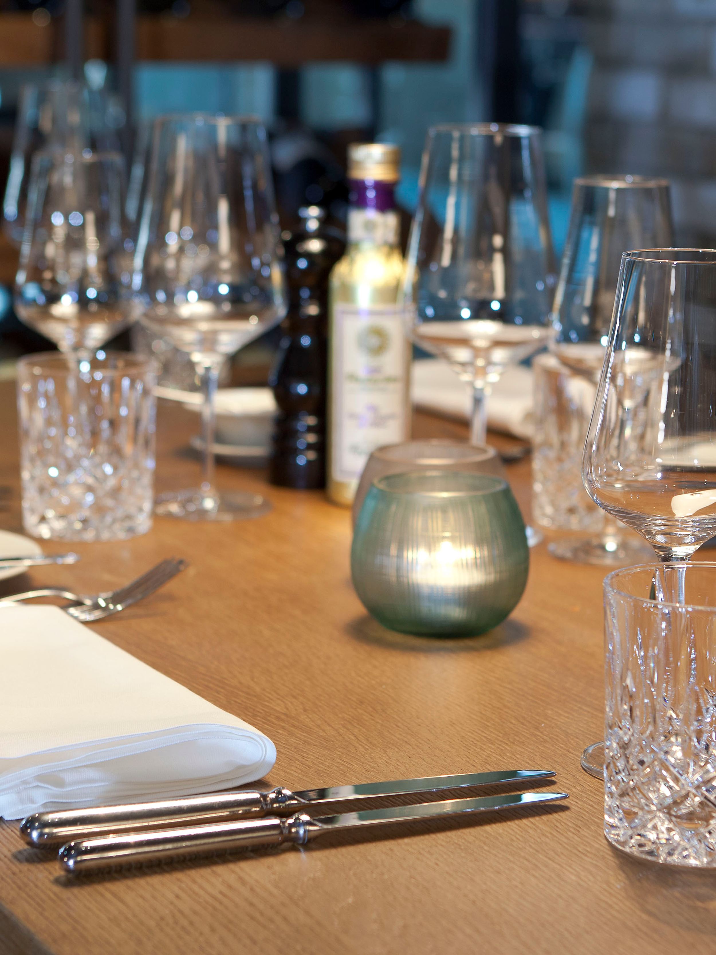 Hotel München Campus Motel One Nahaufnahme gedeckter Tisch mit Besteck und Weingläsern