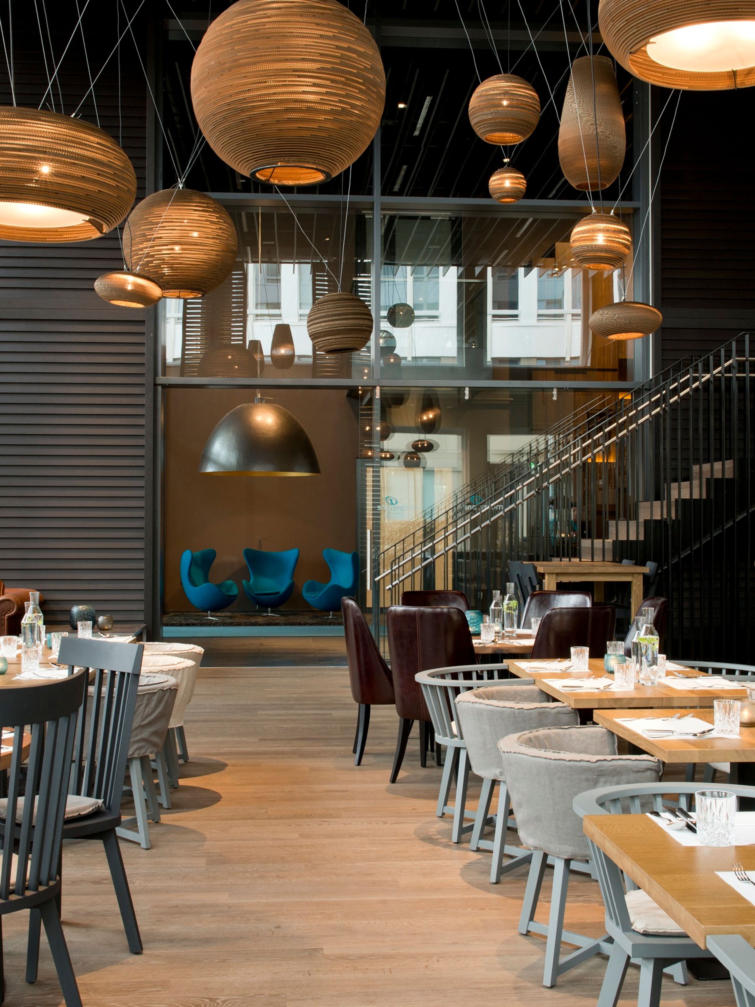 Designhotel München Campus Motel One Frühstücksraum mit mehreren Tischen und Stühlen