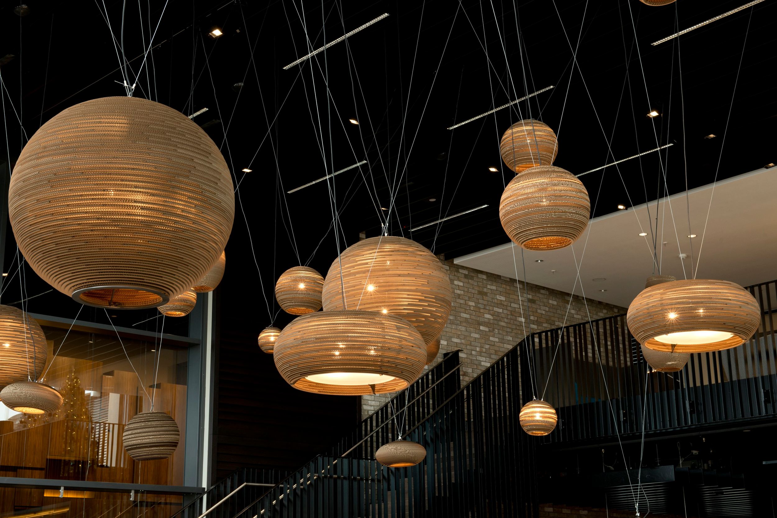 Designhotel München Campus Motel One Nahaufnahme Lampen an der Decke