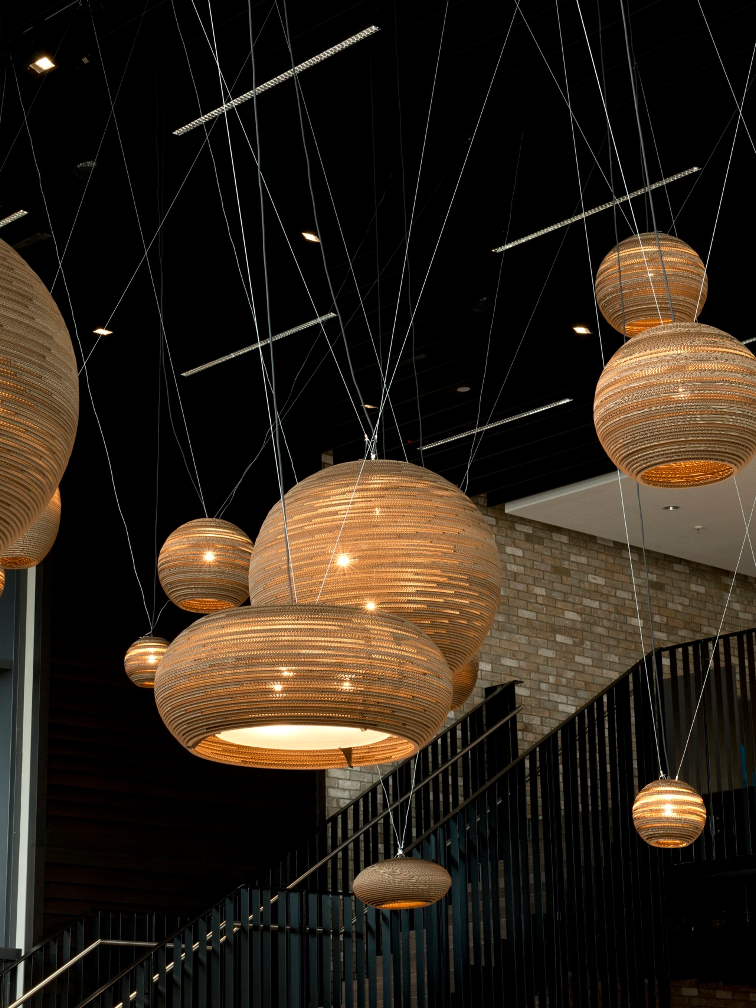 Designhotel München Campus Motel One Nahaufnahme Lampen an der Decke