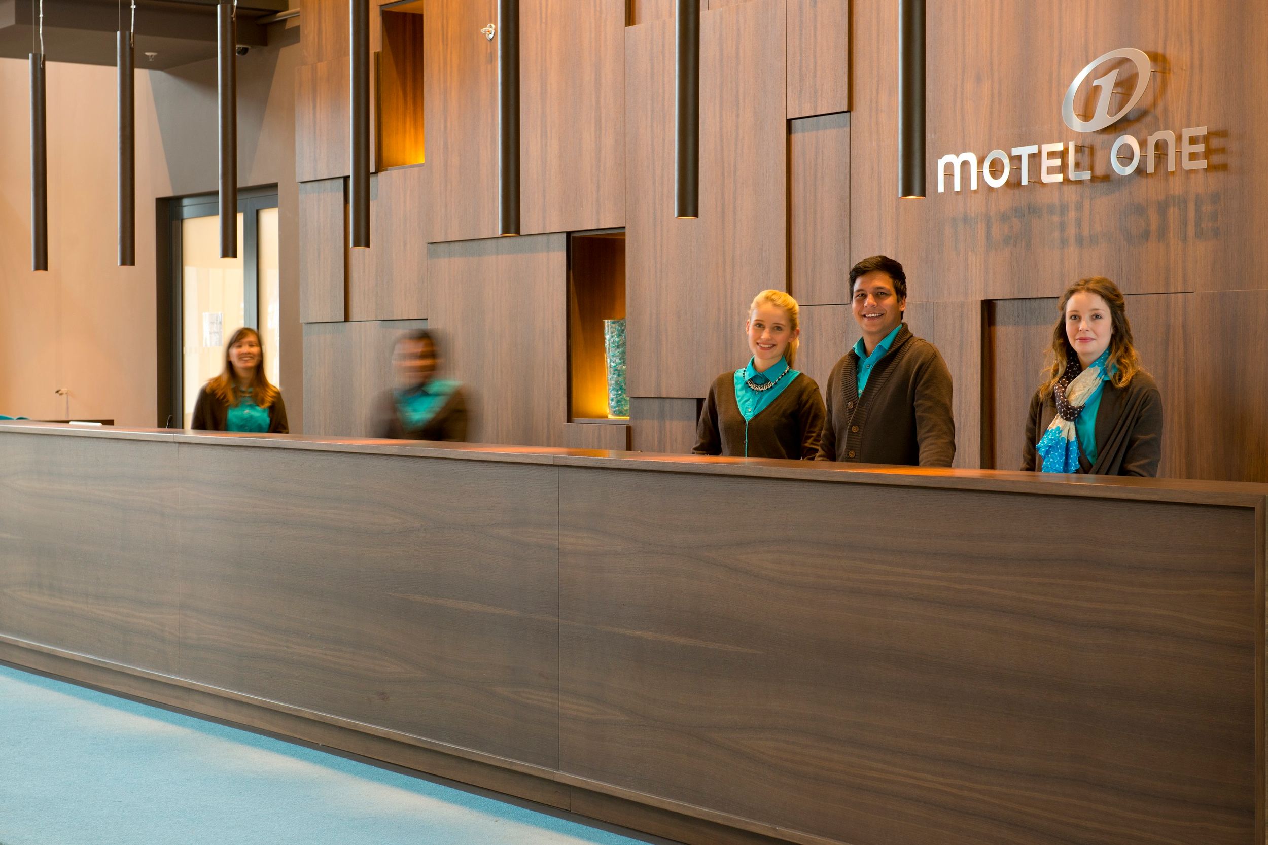 Designhotel München Campus Motel One Rezeption mit Mitarbeitenden