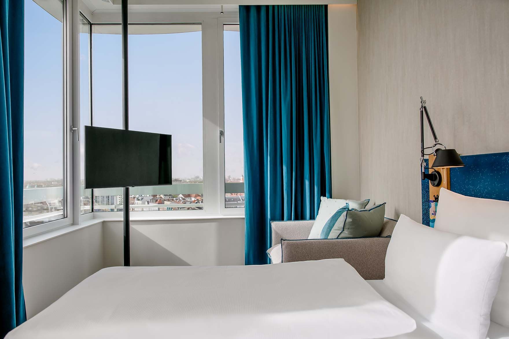 Designhotel München Campus Motel One Zimmer mit Aussicht und TV vor dem Fenster