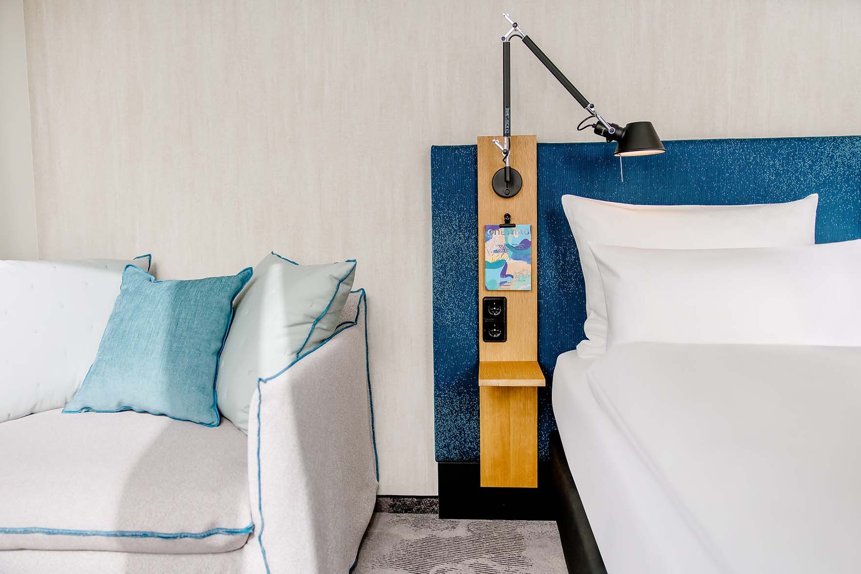 Designhotel München Campus Motel One Zimmer Ausschnitt Bett sowie Sofa
