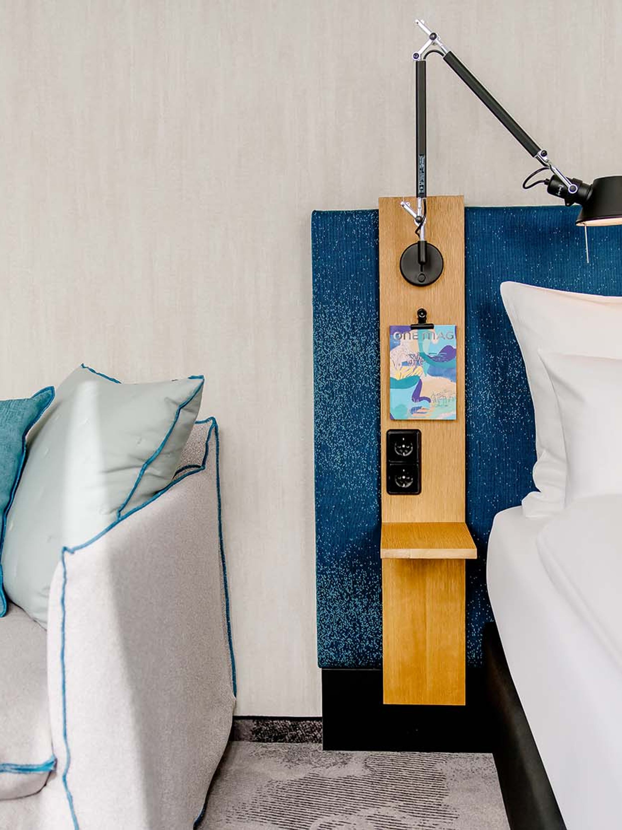 Designhotel München Campus Motel One Zimmer Ausschnitt Bett sowie Sofa