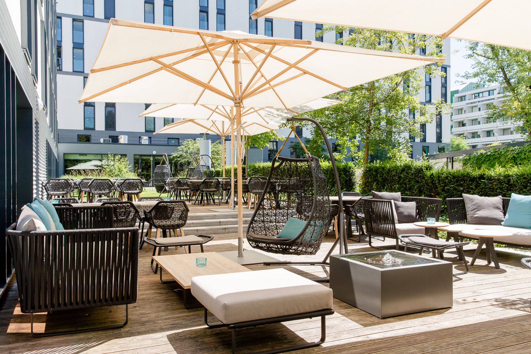 Designhotel München Deutsches Museum Motel One Terrasse mit Sitzmöglichkeiten