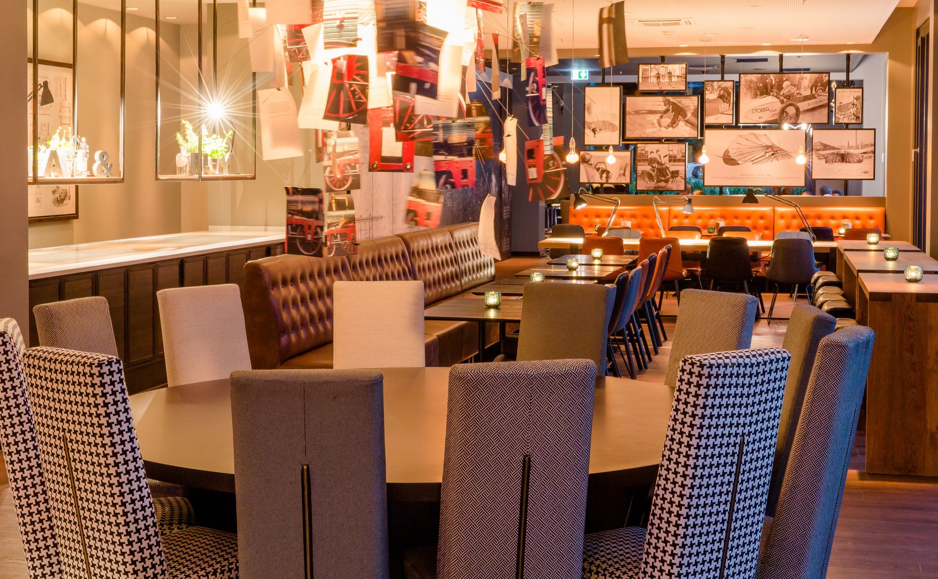 Design Hotel München Deutsches Museum Motel One Frühstücksbereich mit mehreren Tischen und Stühlen