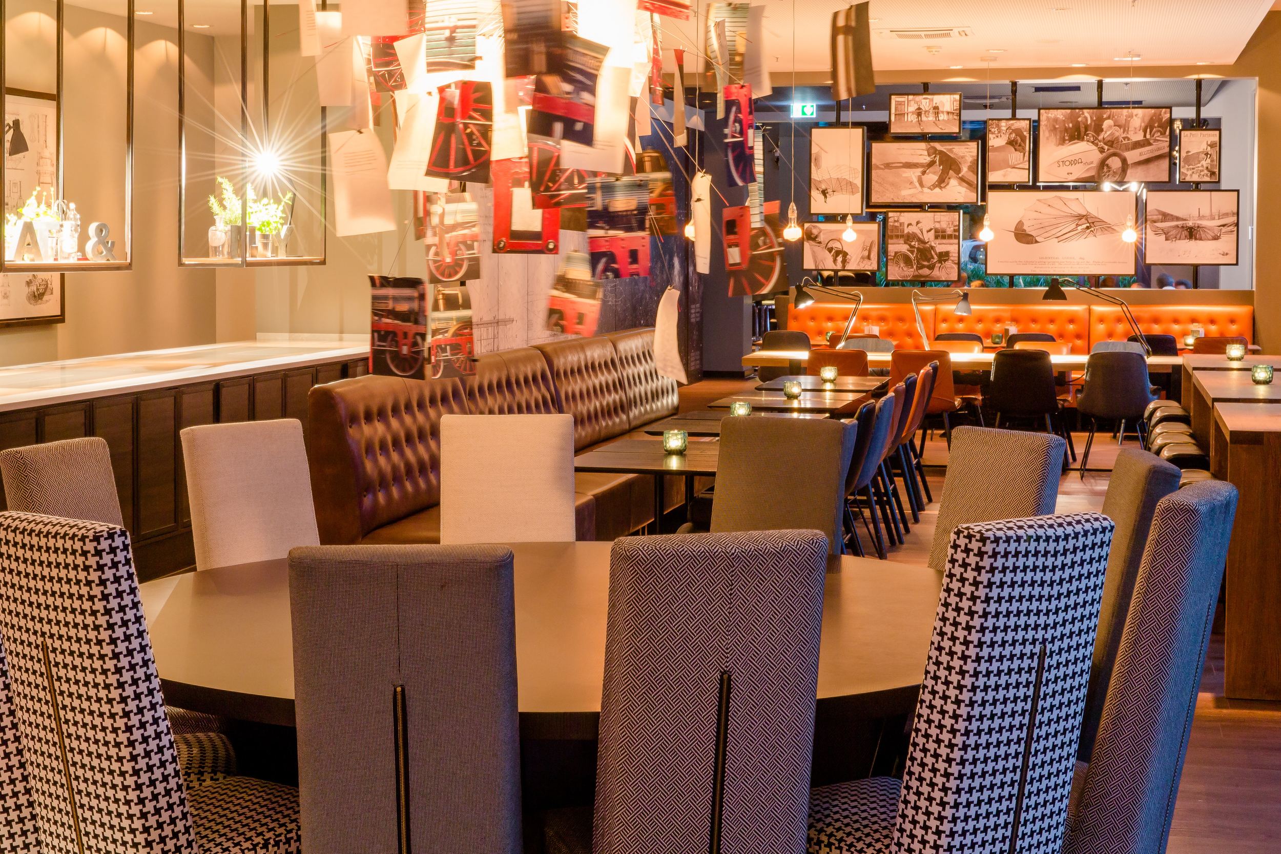 Design Hotel München Deutsches Museum Motel One Frühstücksbereich mit mehreren Tischen und Stühlen