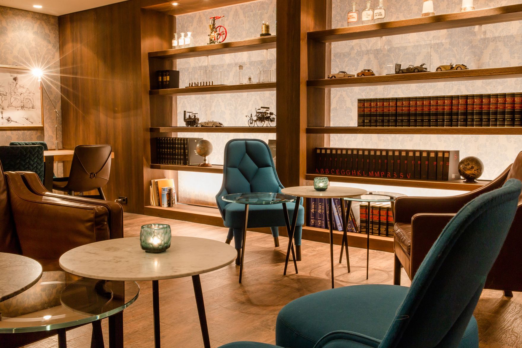Designhotel München Deutsches Museum Motel One komfortable Lounge mit Sesseln