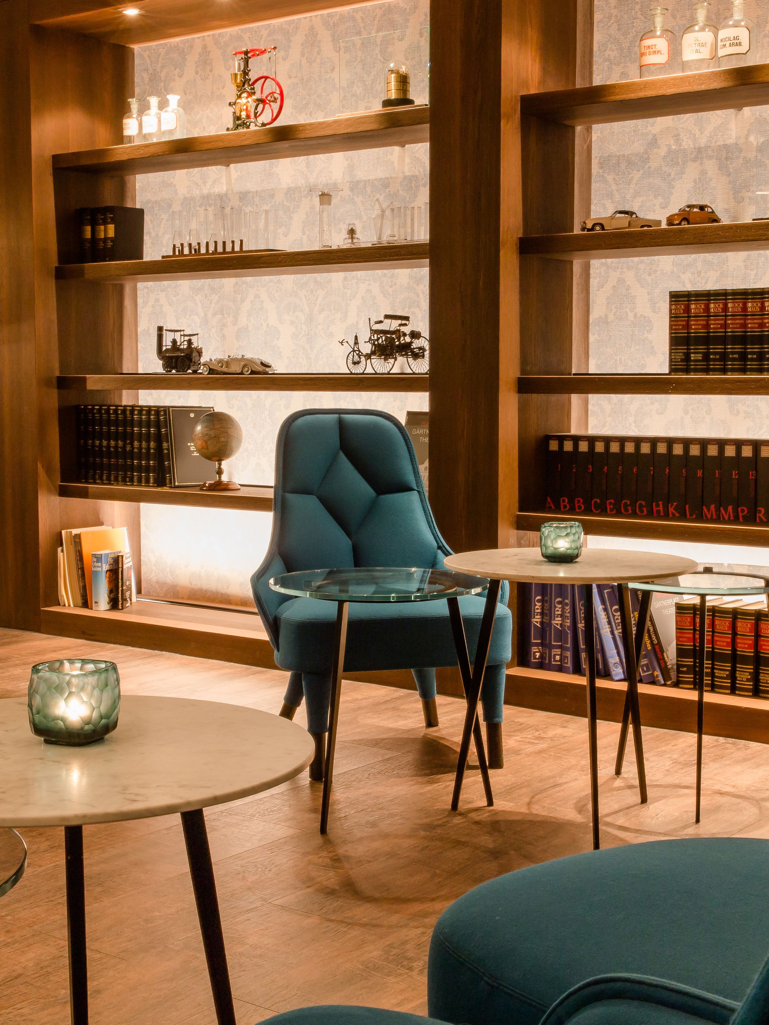 Designhotel München Deutsches Museum Motel One komfortable Lounge mit Sesseln