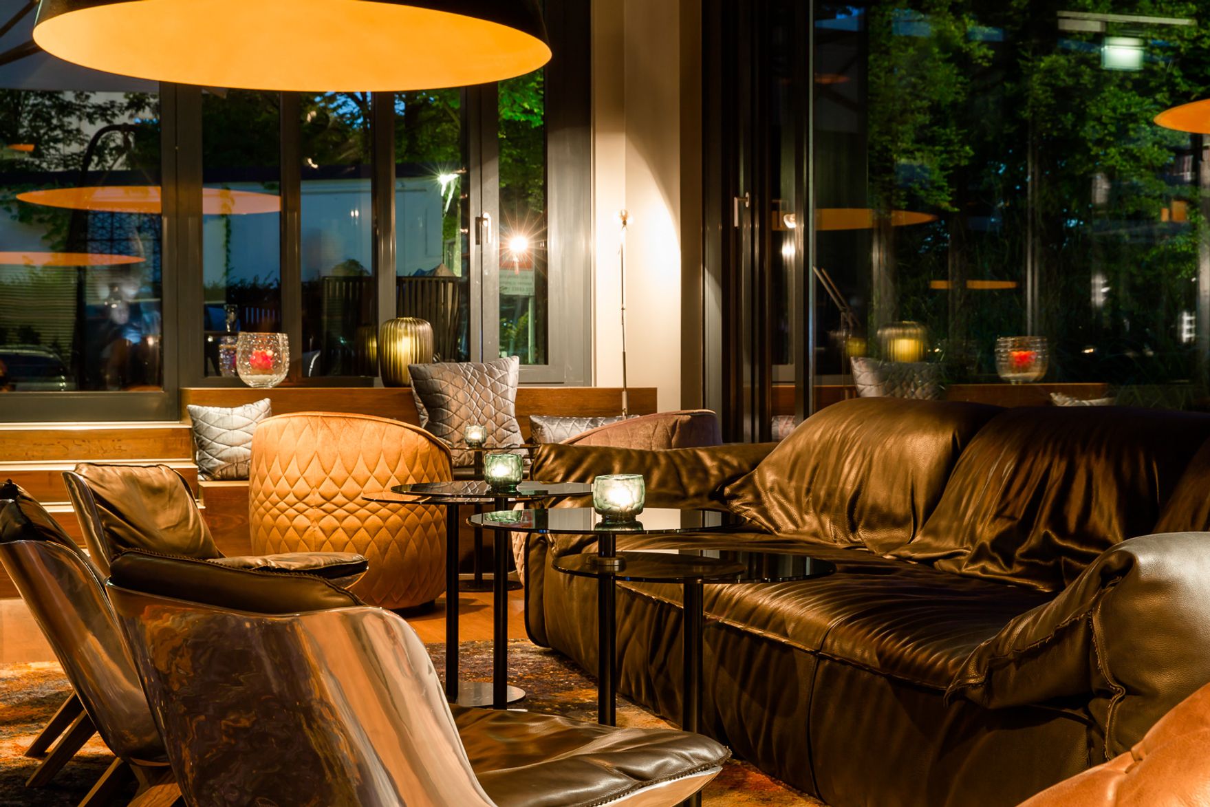Designhotel München Deutsches Museum Motel One Lounge mit gemütlichem Sofa und Sesseln
