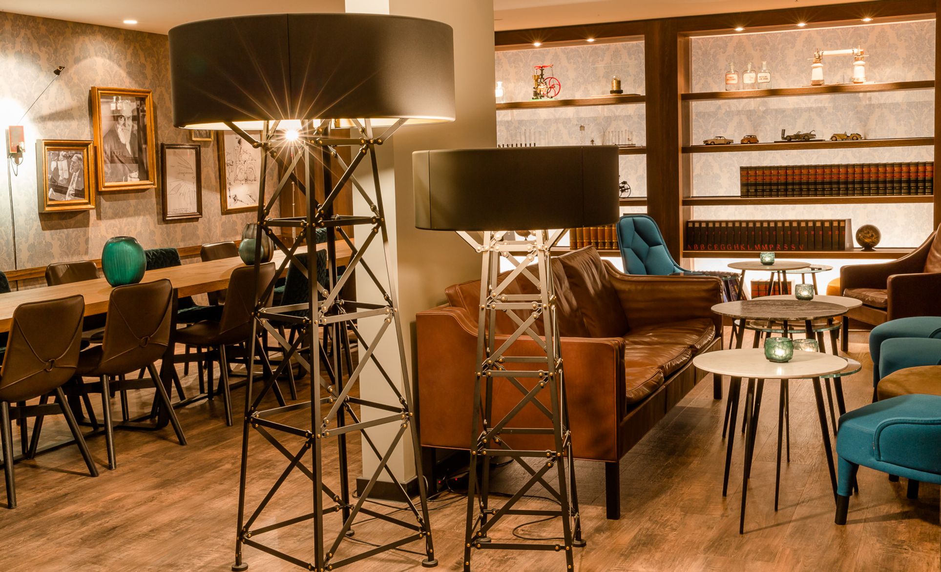 Designhotel München Deutsches Museum Motel One Lounge mit Tischen, Stühlen und einem Sofa