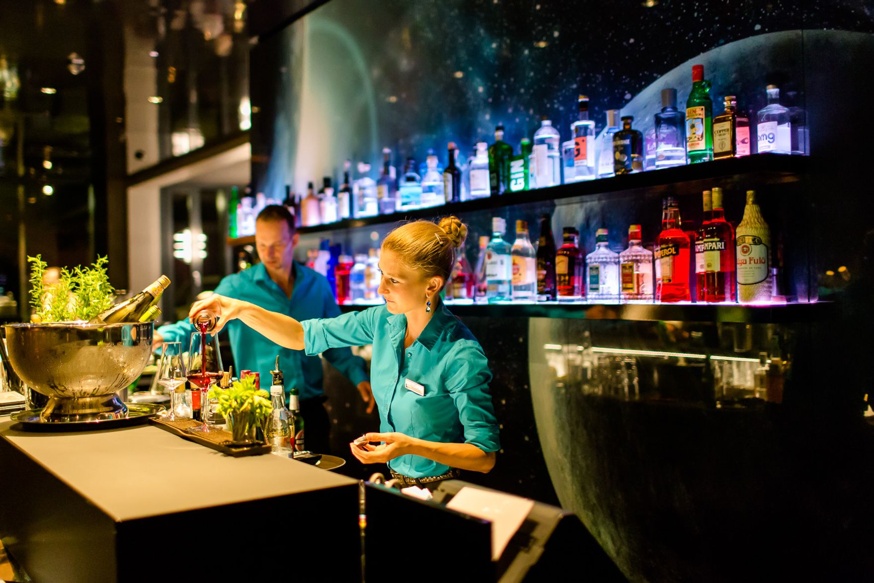 Designhotel München Deutsches Museum Motel One zwei Barkeeper an der Bar bei der Arbeit