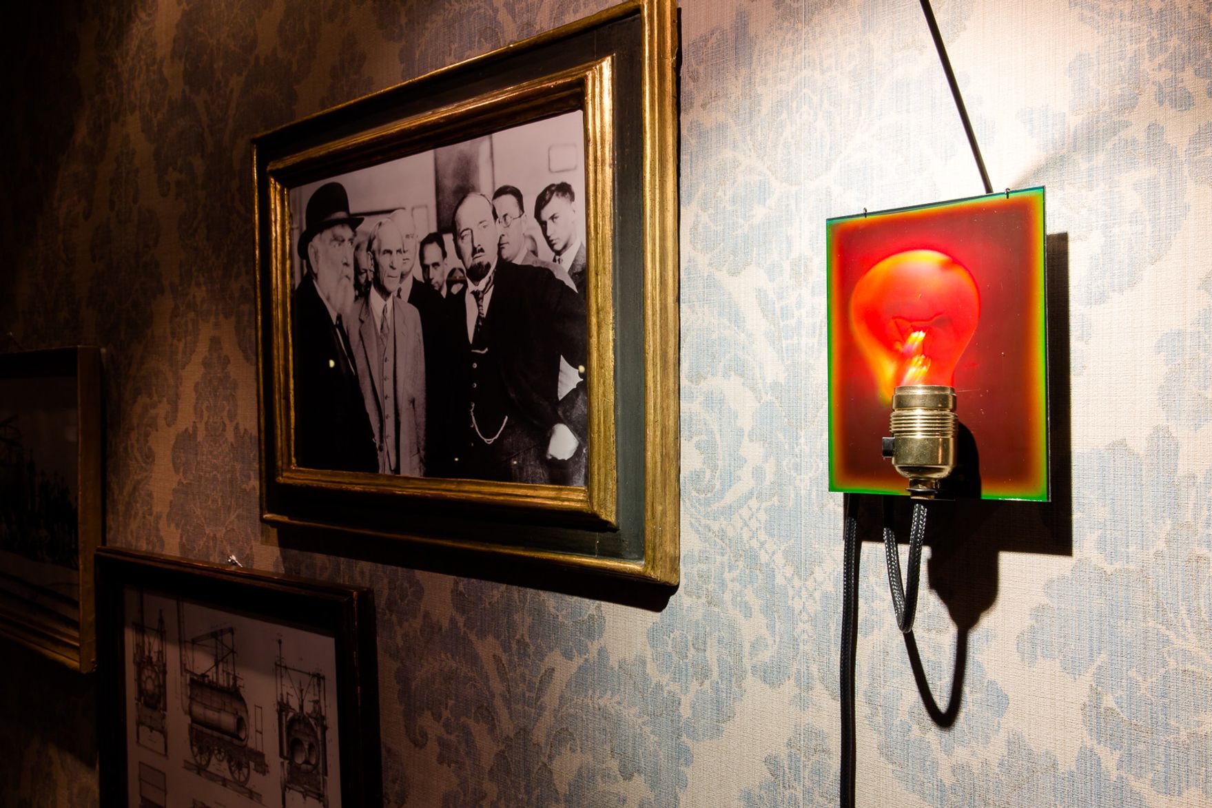 Designhotel München Deutsches Museum Motel One Nahaufnahme Bilder und Lampe an der Wand