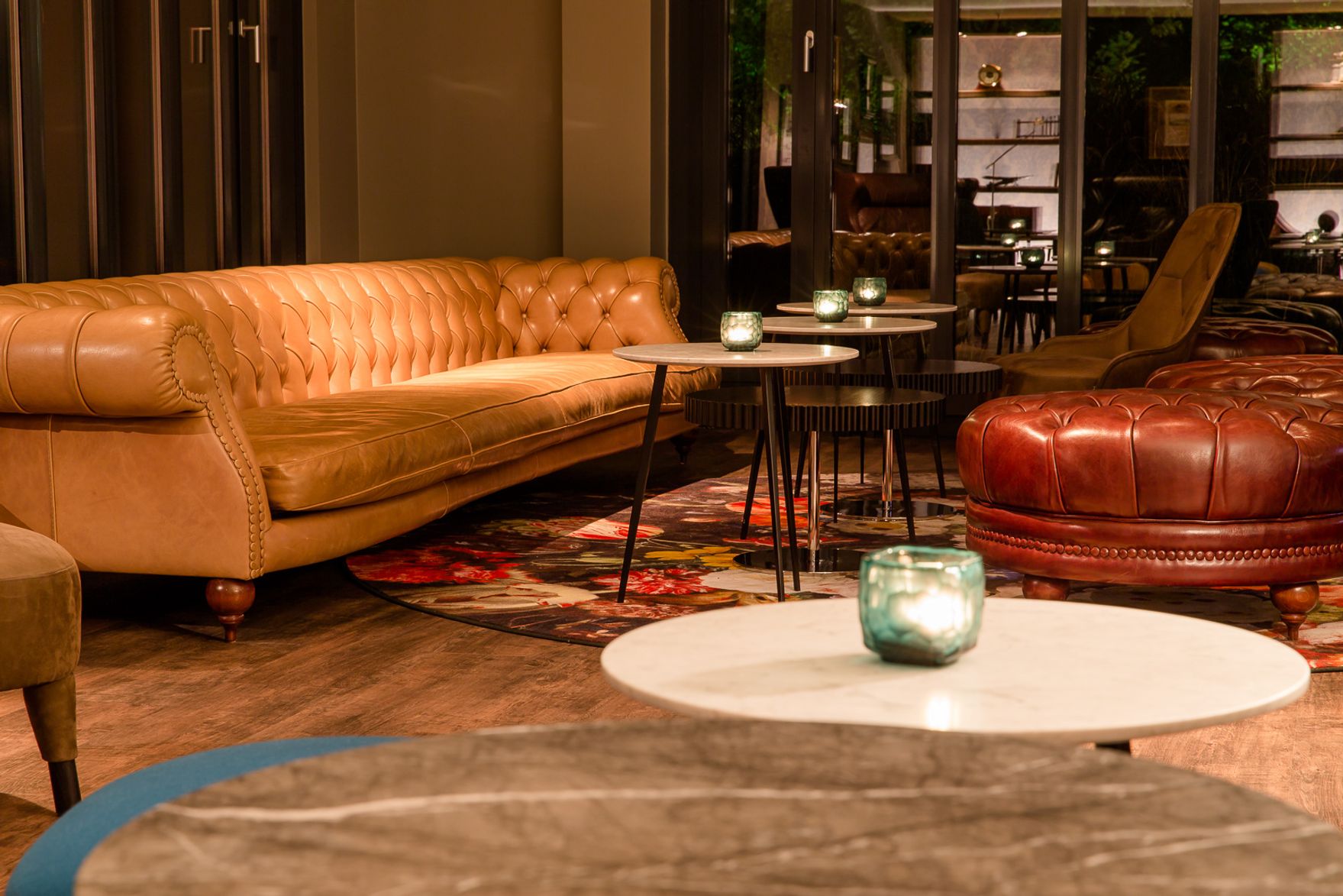 Designhotel München Deutsches Museum Motel One Lounge bei Abend mit großer Couch und Sessel