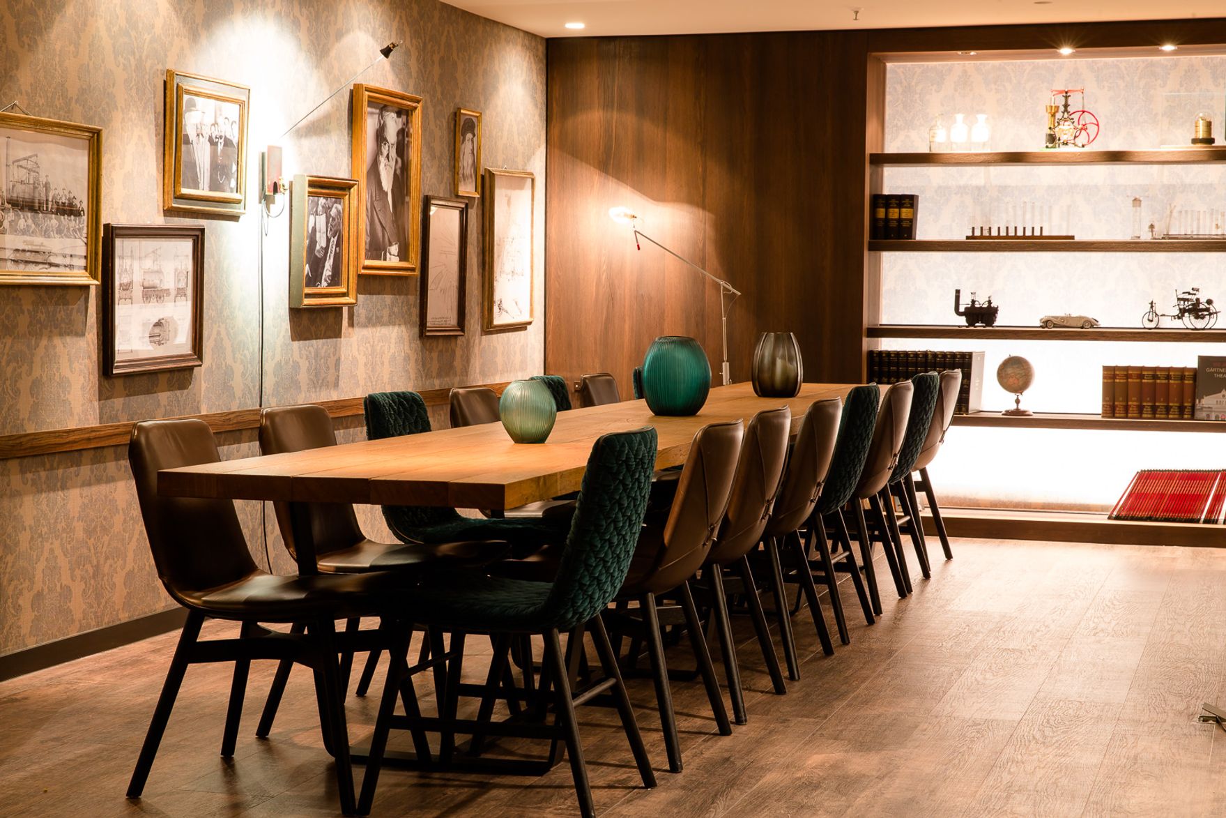 Designhotel München Deutsches Museum Motel One langgezogener Tisch mit mehreren Stühlen