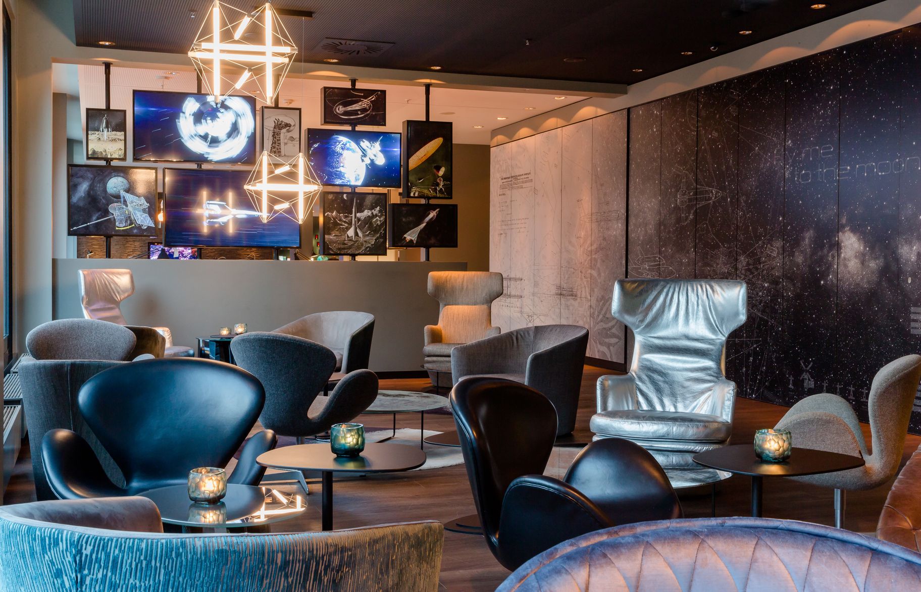 Designhotel München Deutsches Museum Motel One Lounge mit zahlreichen Sesseln