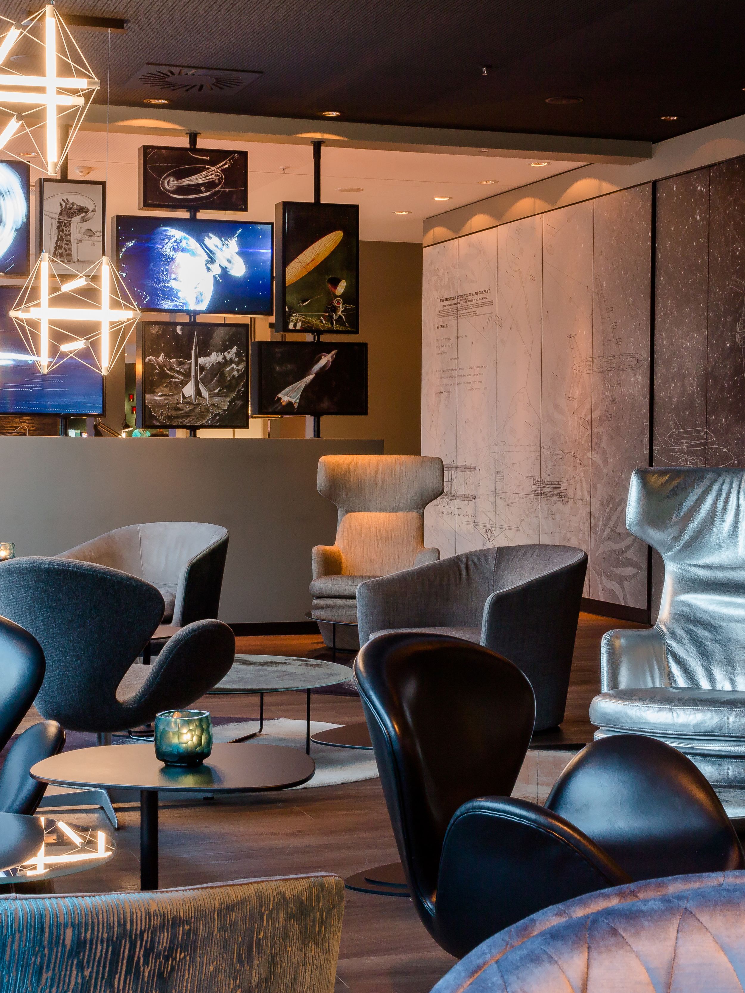 Designhotel München Deutsches Museum Motel One Lounge mit zahlreichen Sesseln