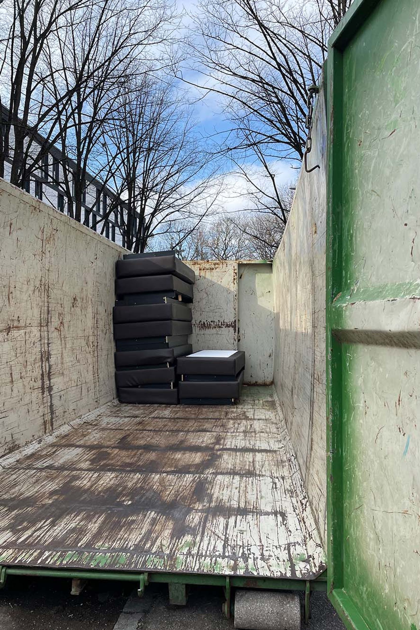 Designhotel Deutsches Museum Motel One Container mit alten Möbelstücken