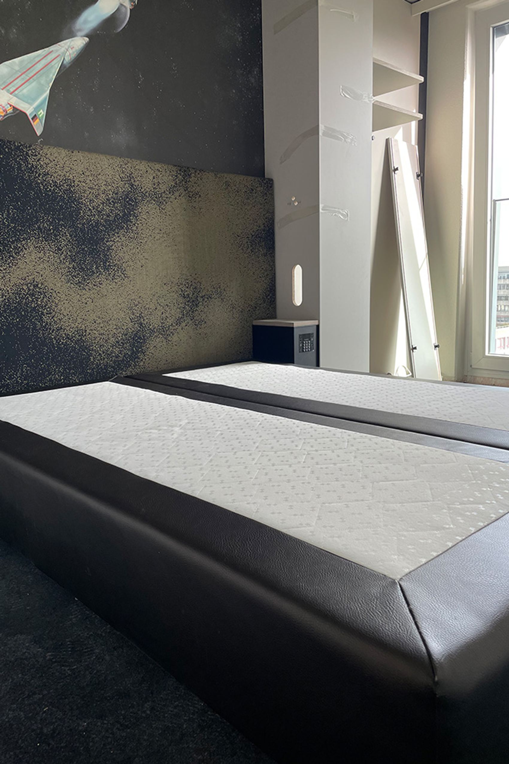 Designhotel Deutsches Museum Motel One Bett ohne Matratzen unrenoviertes Zimmer