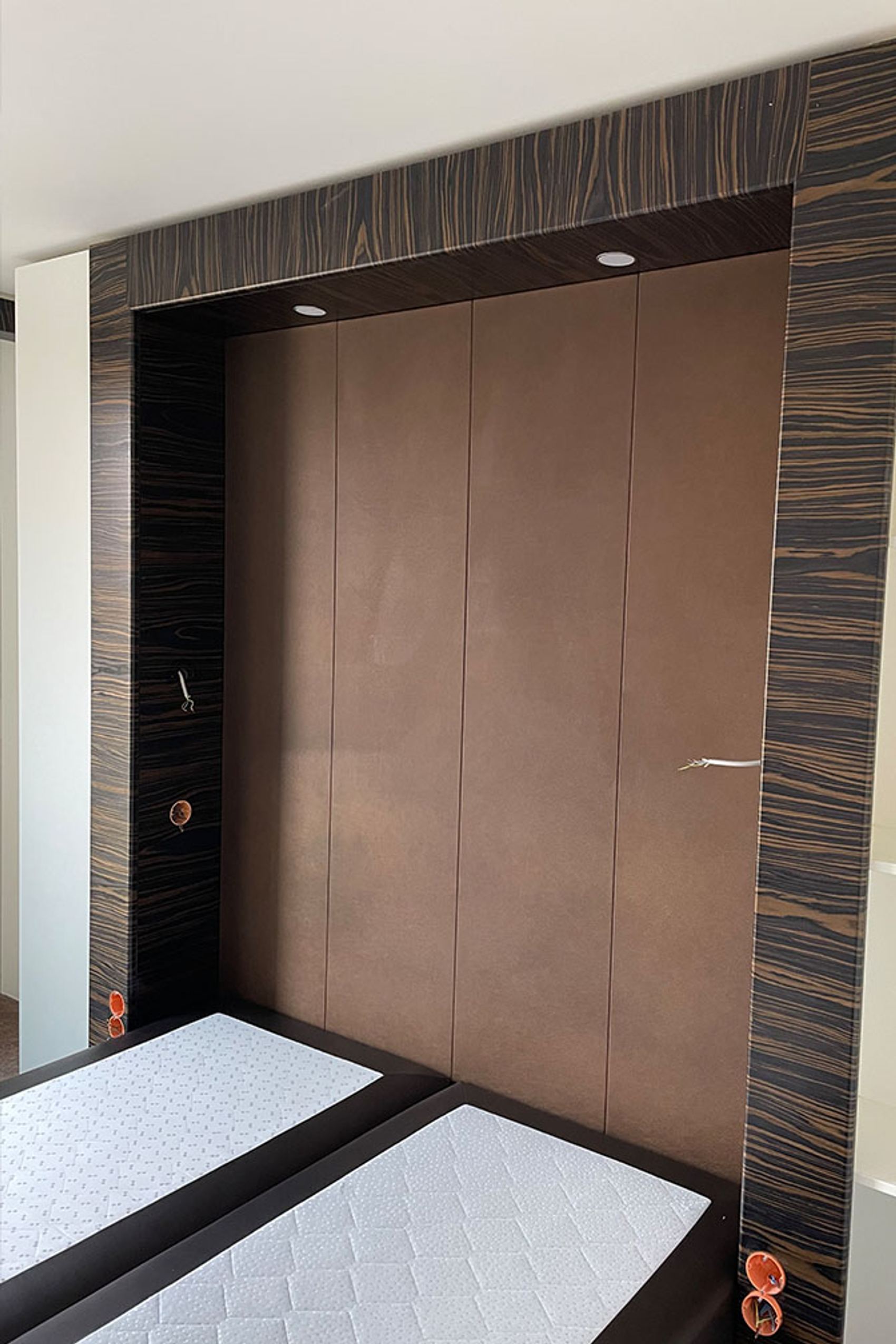 Designhotel Deutsches Museum Motel One unrenoviertes Zimmer mit Blick auf Bett ohne Matratze