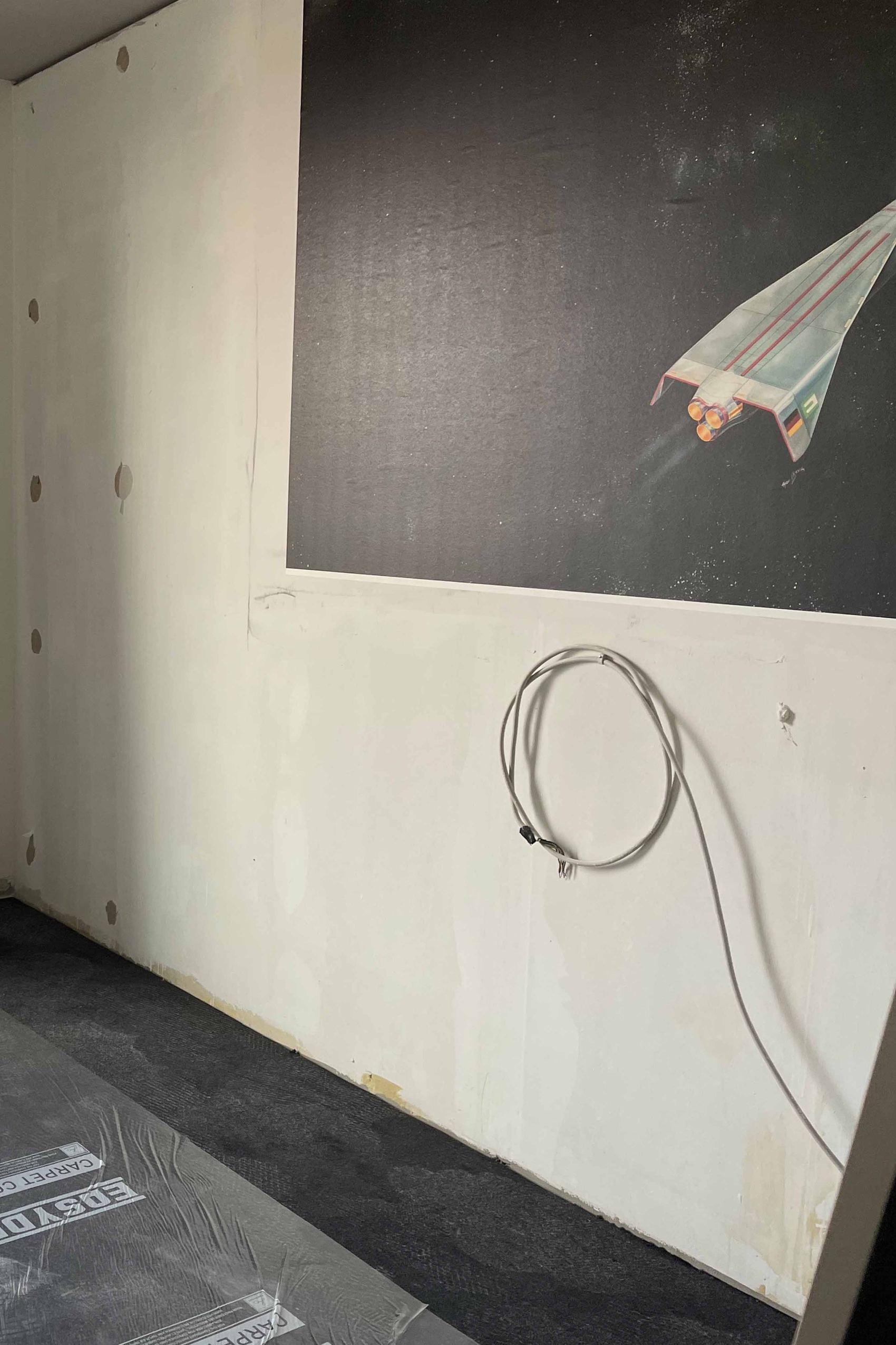 Designhotel Deutsches Museum Motel One leeres Hotelzimmer mit neuer Wandbemalung