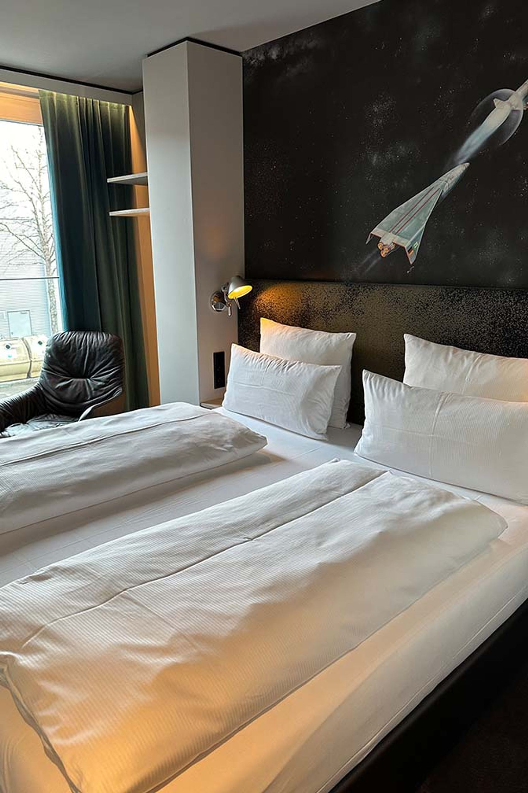 Designhotel Deutsches Museum Motel One Doppelzimmer mit Sessel und Wandbild