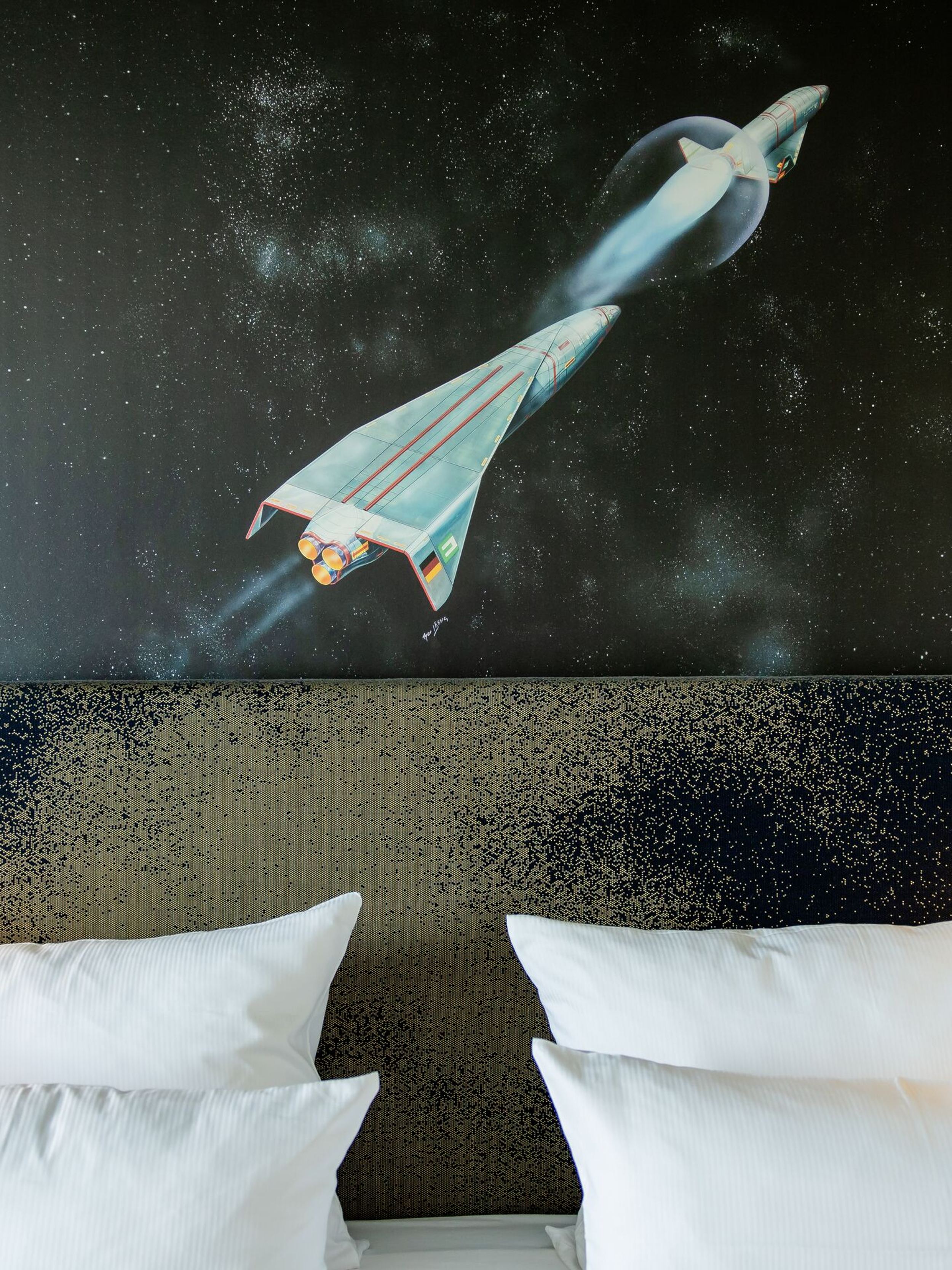 Hotel München Deutsches Museum Motel One Nahaufnahme Doppelbett mit Kissen sowie großes Wandbild