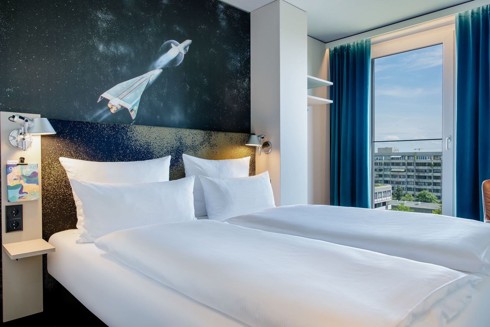 Hotel München Deutsches Museum Motel One helles Zimmer mit großem Doppelbett