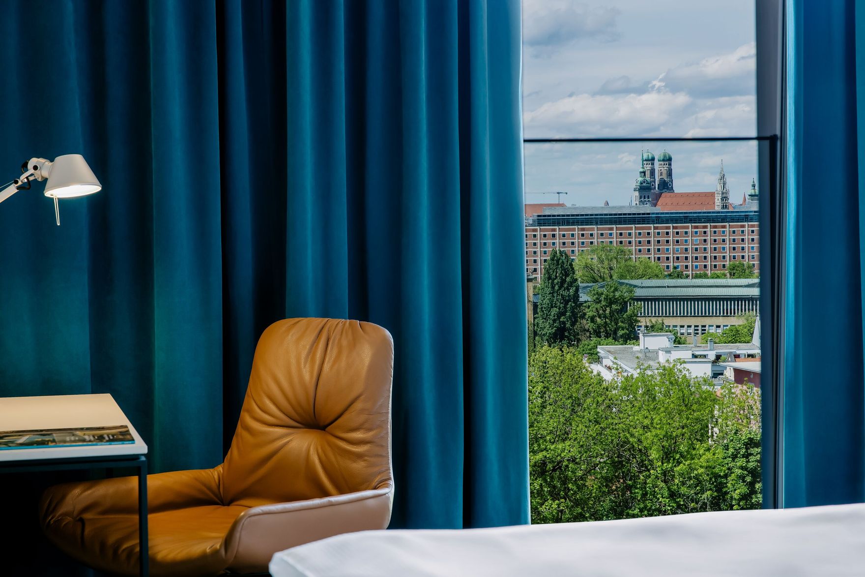 Hotel München Deutsches Museum Motel One Zimmer mit Ausblick aus dem Fenster auf die Frauenkirche