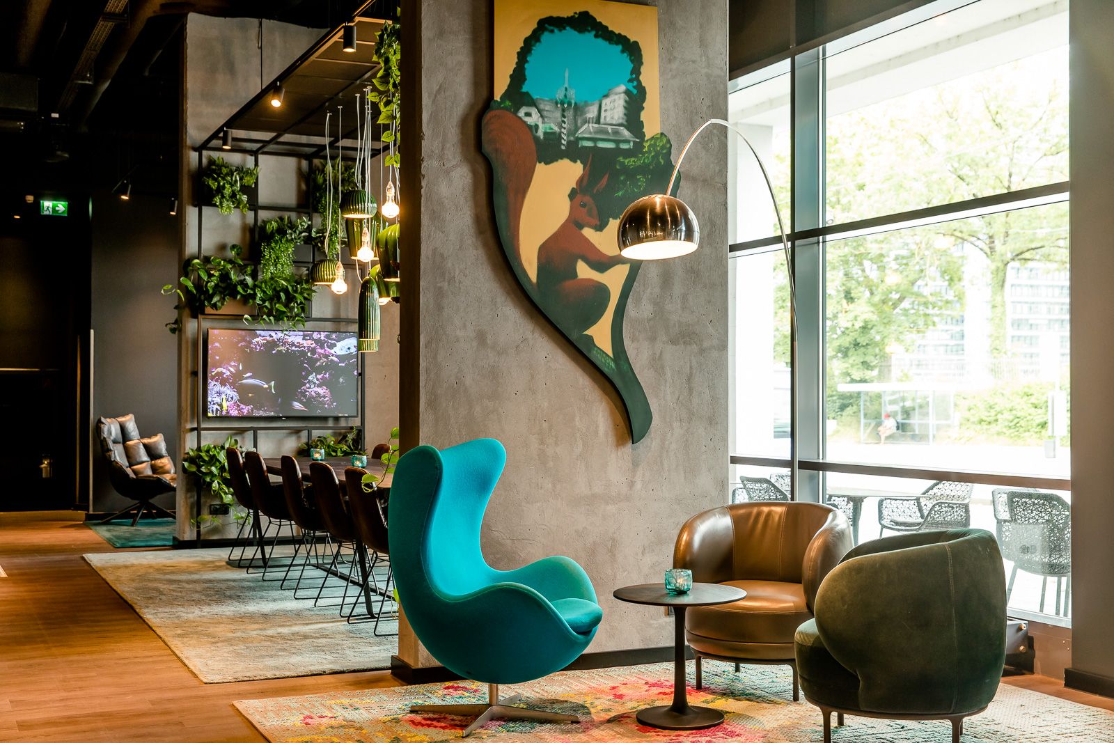 Hotel München East Side Motel One lichtdurchflutete Lounge mit bodentiefen Fenstern