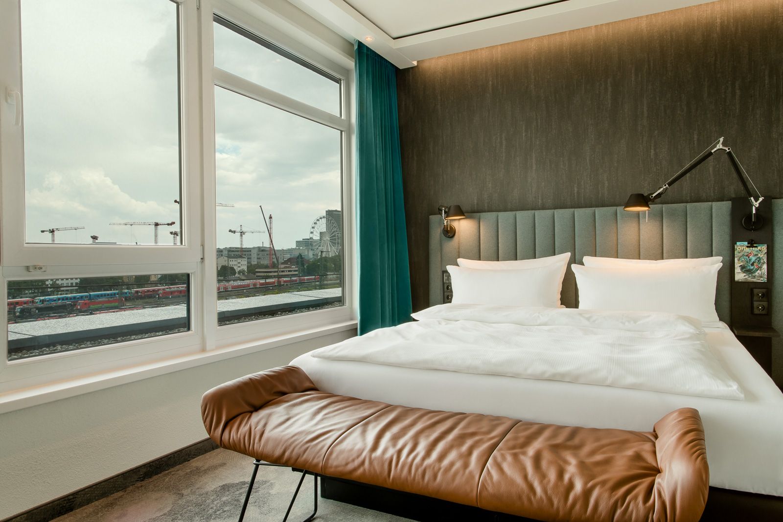 Hotel München East Side Motel One lichtdurchflutetes Zimmer mit Aussicht