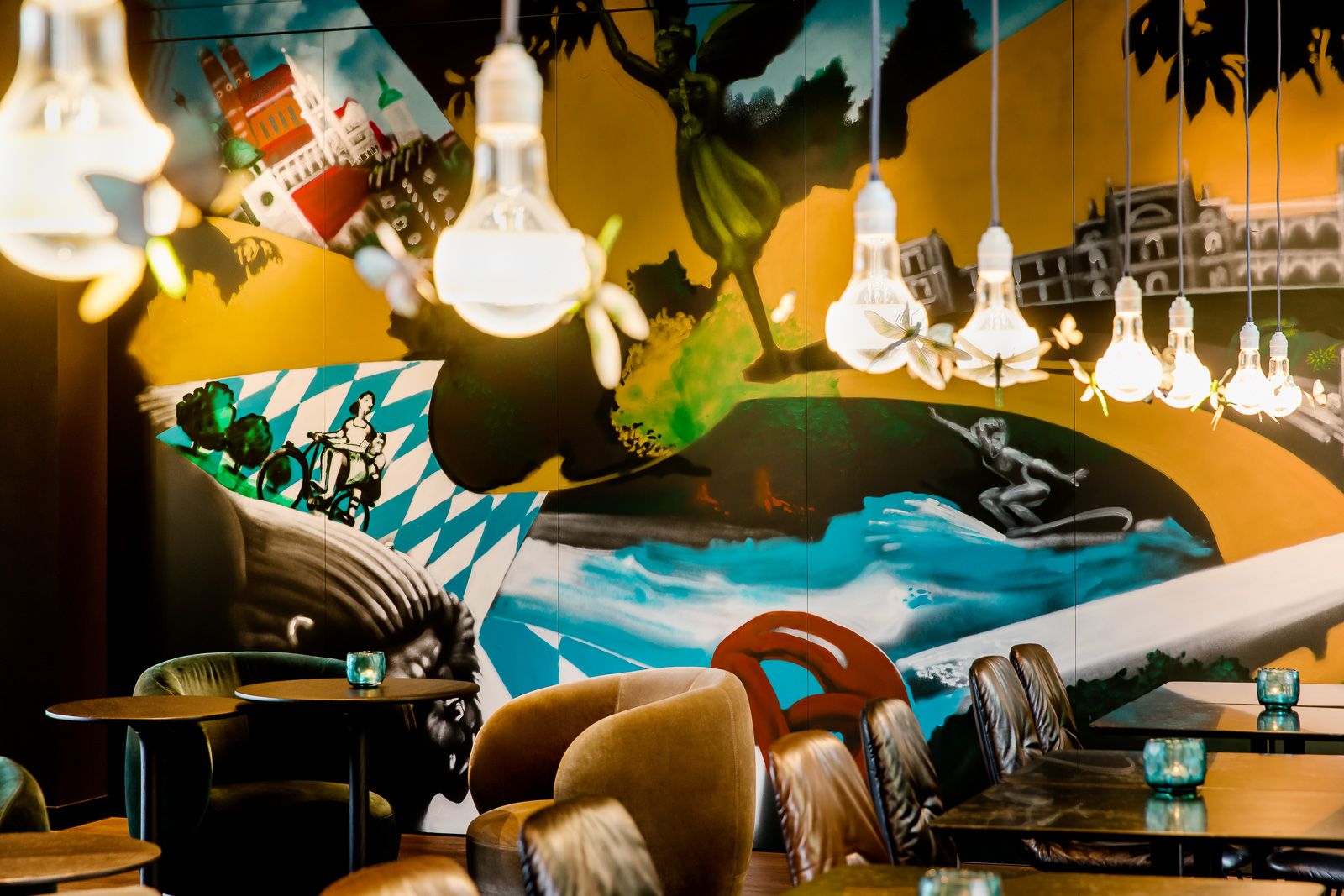 Hotel München East Side Motel One Sitzbereich mit großem Wandbild